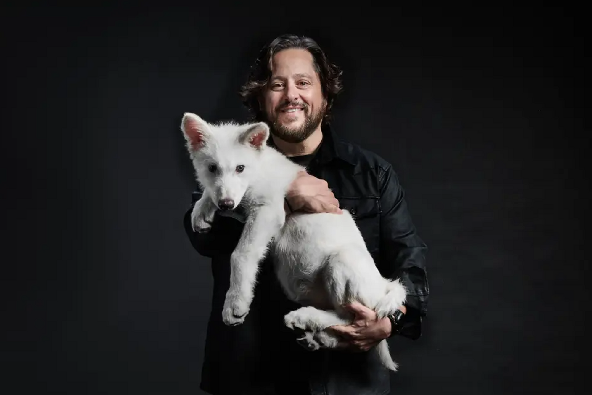 Direktør i Colossal Biosciences, Ben Lamm, sammen med en av ulvevalpene.