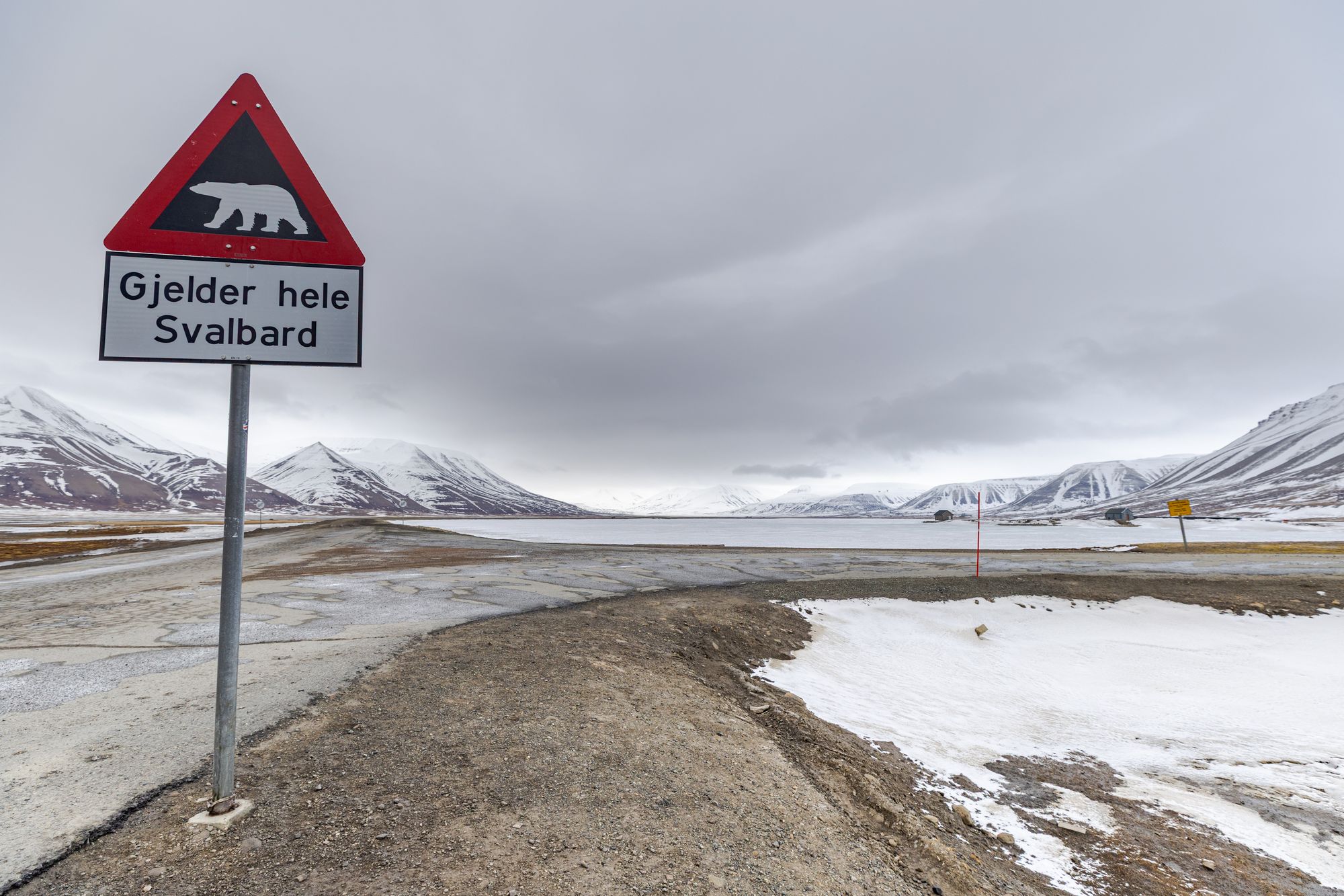 Kongsfjorden og Kronebreen (til høyre i bildet) på Svalbard, fotografert i april 2025. I 2011 var isen nesten helt framme ved foten av fjellet, i 2014 er isen kraftig redusert og nå nesten helt trukket tilbake fra fjellet.