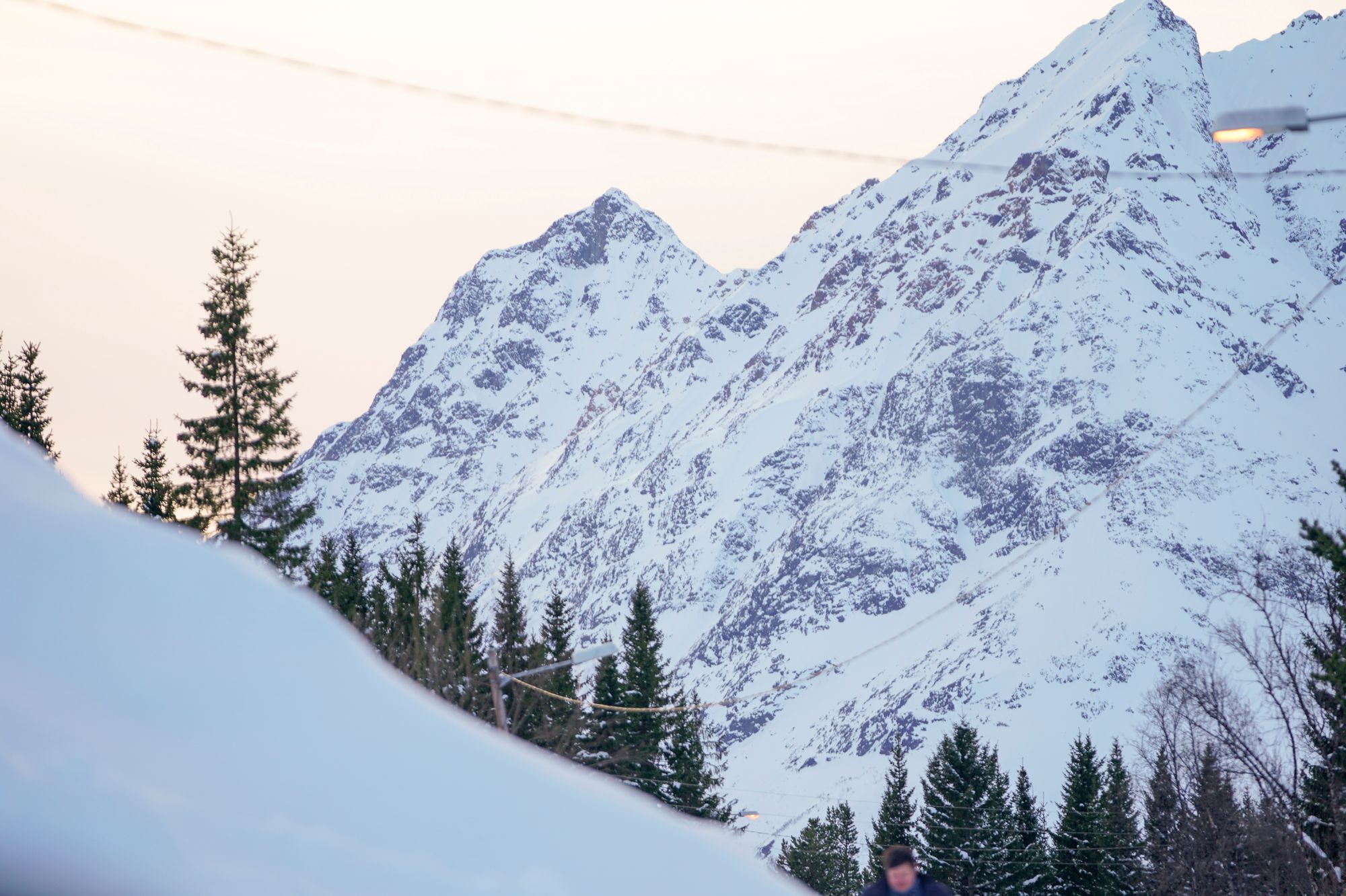 I Nord-Norge er det både mye vann i magasinene og mye snø, som etter hvert vil gi nytt påfyll som smeltevann. Og fortsatt kommer det mer snø. 