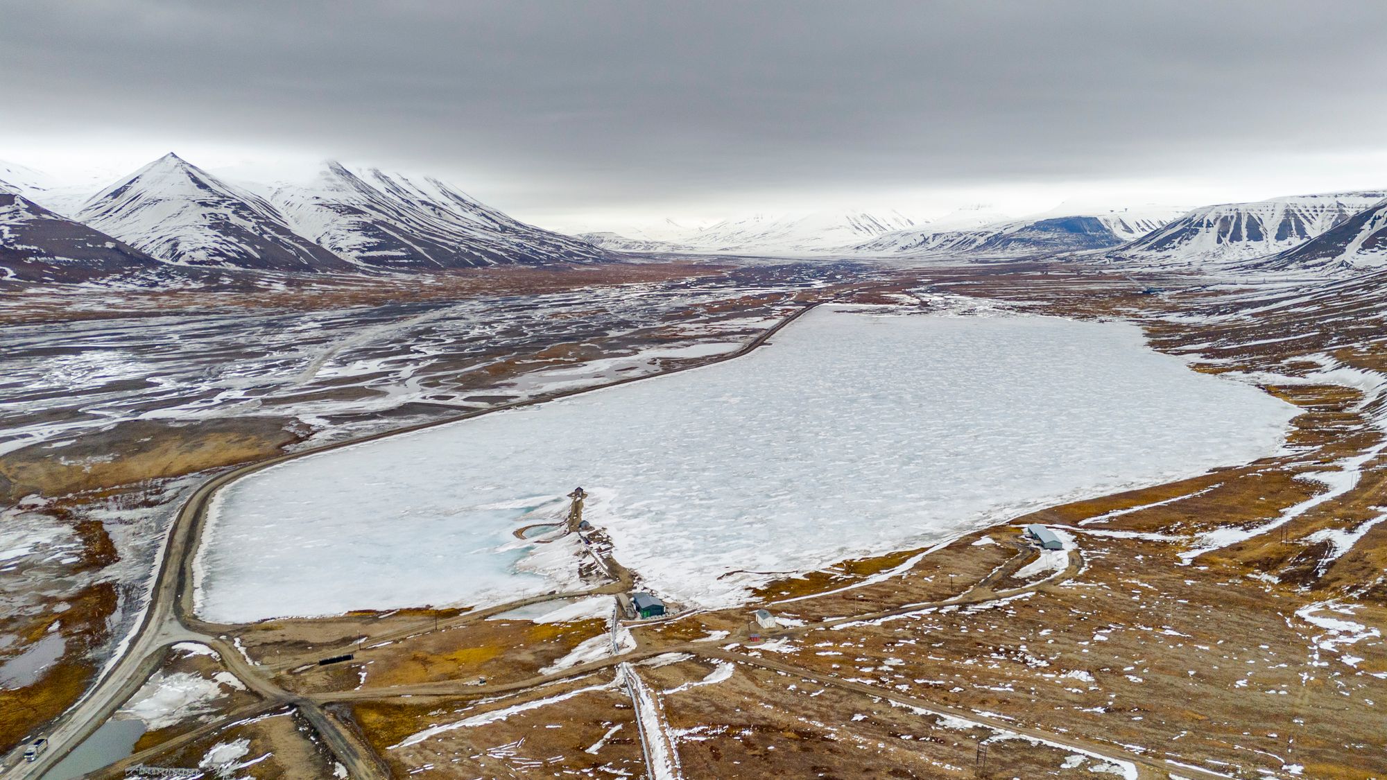I Longyearbyen bor det for tiden drøyt 2500 personer, ifølge Statistisk sentralbyrå. Bildet er tatt i mai 2024.