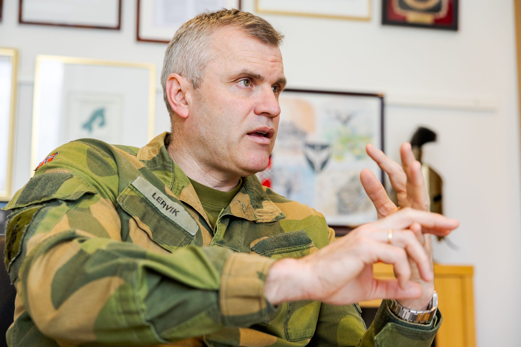Et alvorlig brødrepar på hytta på fjellet, John Markus til venstre og Lars Sivert til høyre. Begge ble landskjente ledere i næringsliv og Forsvaret.
