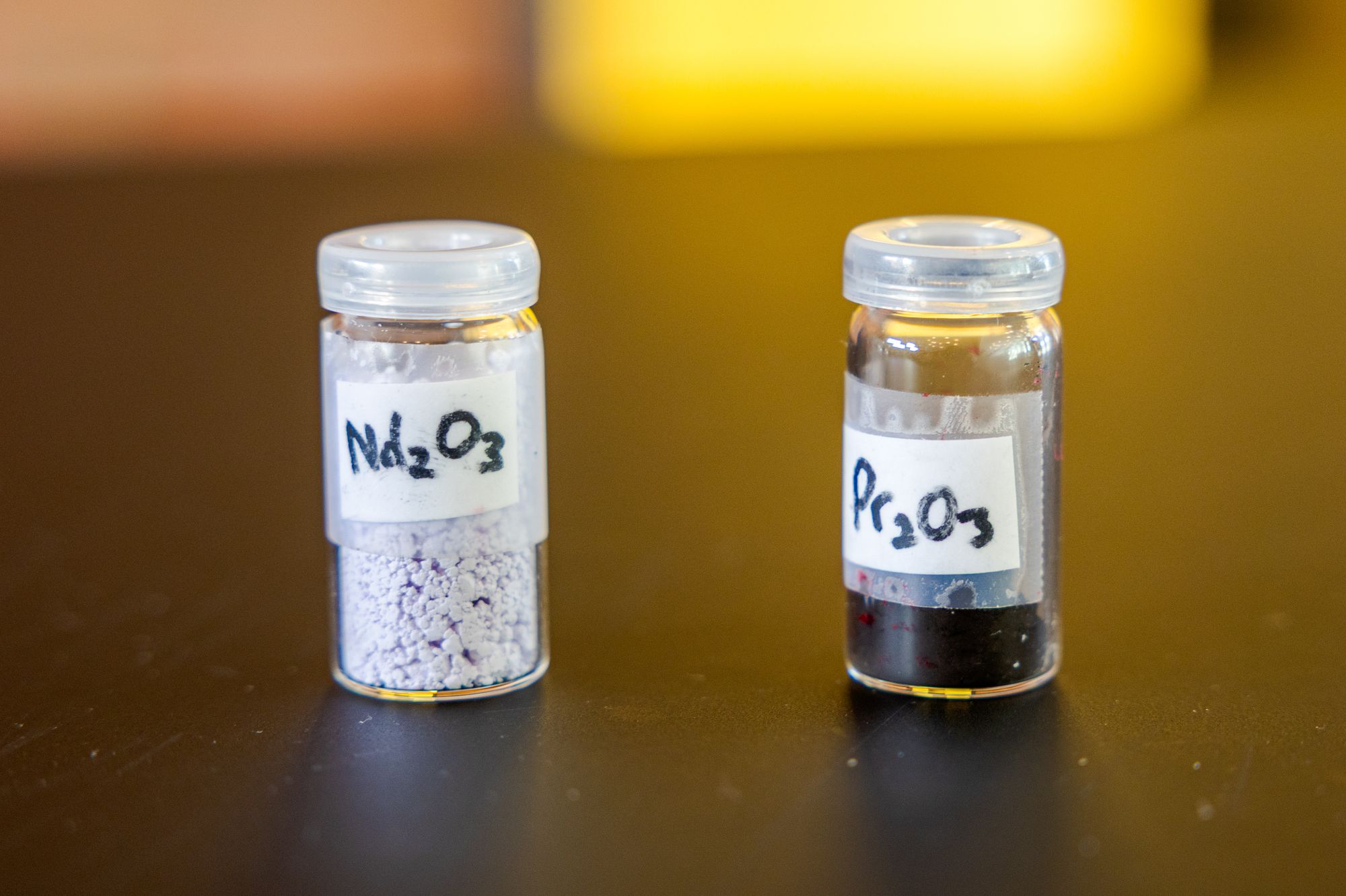 Neodym og praseodym er to av de sjeldne jordartene som ofte brukes i kraftige permanentmagneter. Her fra et forskningsprosjekt ledet av Ife.