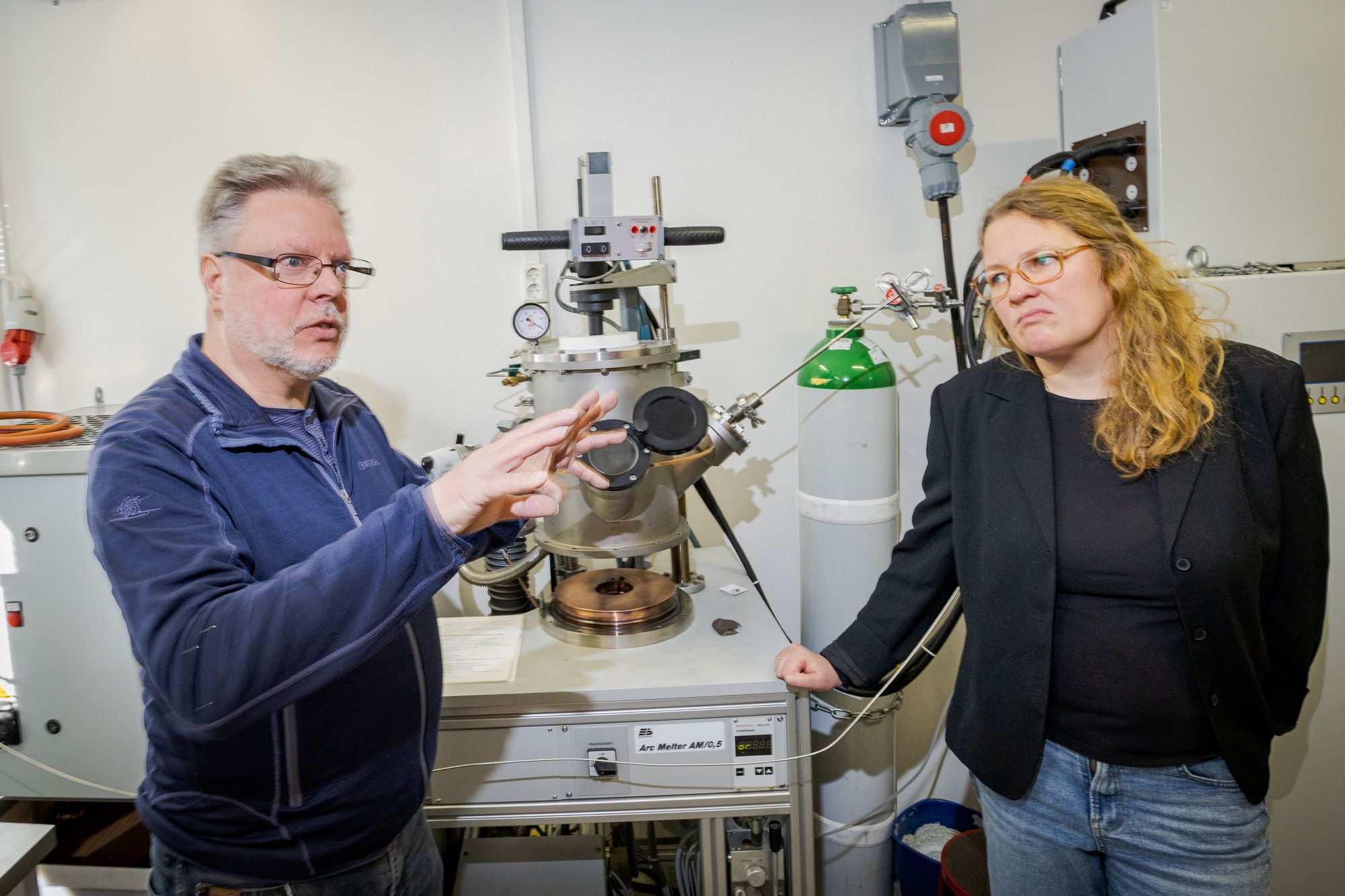 Ragnhild Hancke, her sammen med kollega Christoph Frommen, på magnetlaboratoriet til Ife. 
