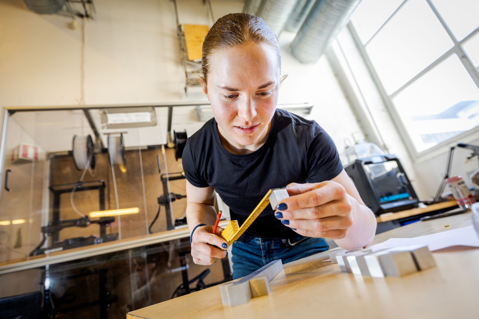ÅS 20250403
Vi har snakket med studenter som produserer forskjellige gjenstander på verkstedet på NMBU.
Peder Flaat, geomatikk-student, lager del til motosykkel