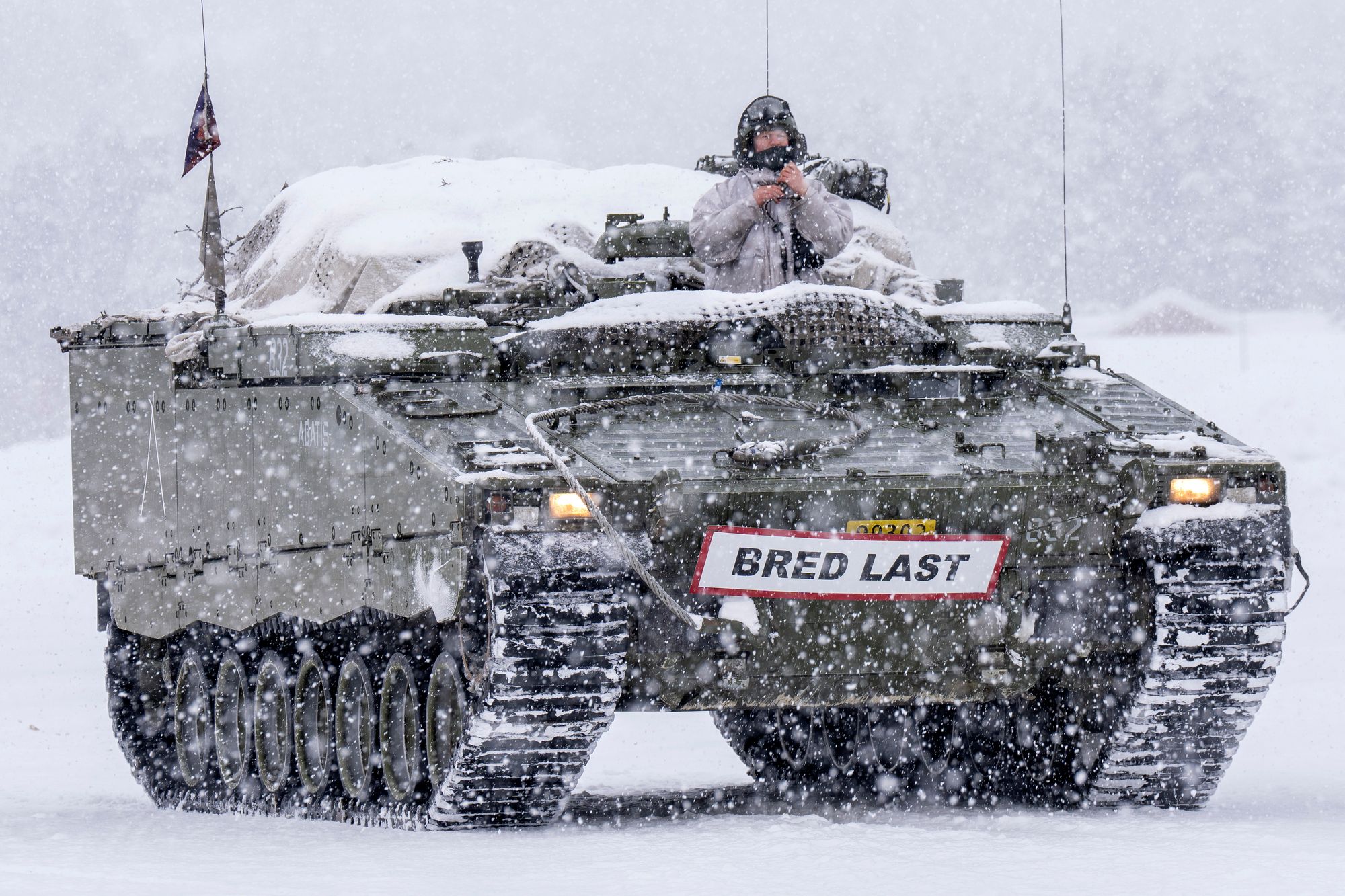 Norge skal ifølge Sveriges statsminister være med i et samarbeid om oppkjøp av flere hundre CV90-kjøretøy.