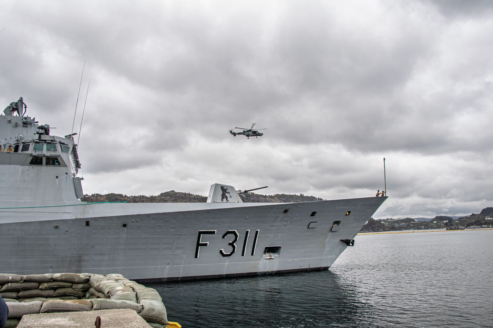 KNM Roald Amundsen, her i følge med et britisk Wildcat-helikopter, er på vei til Stillehavet for å operere sammen med en britisk hangarskipsgruppe.