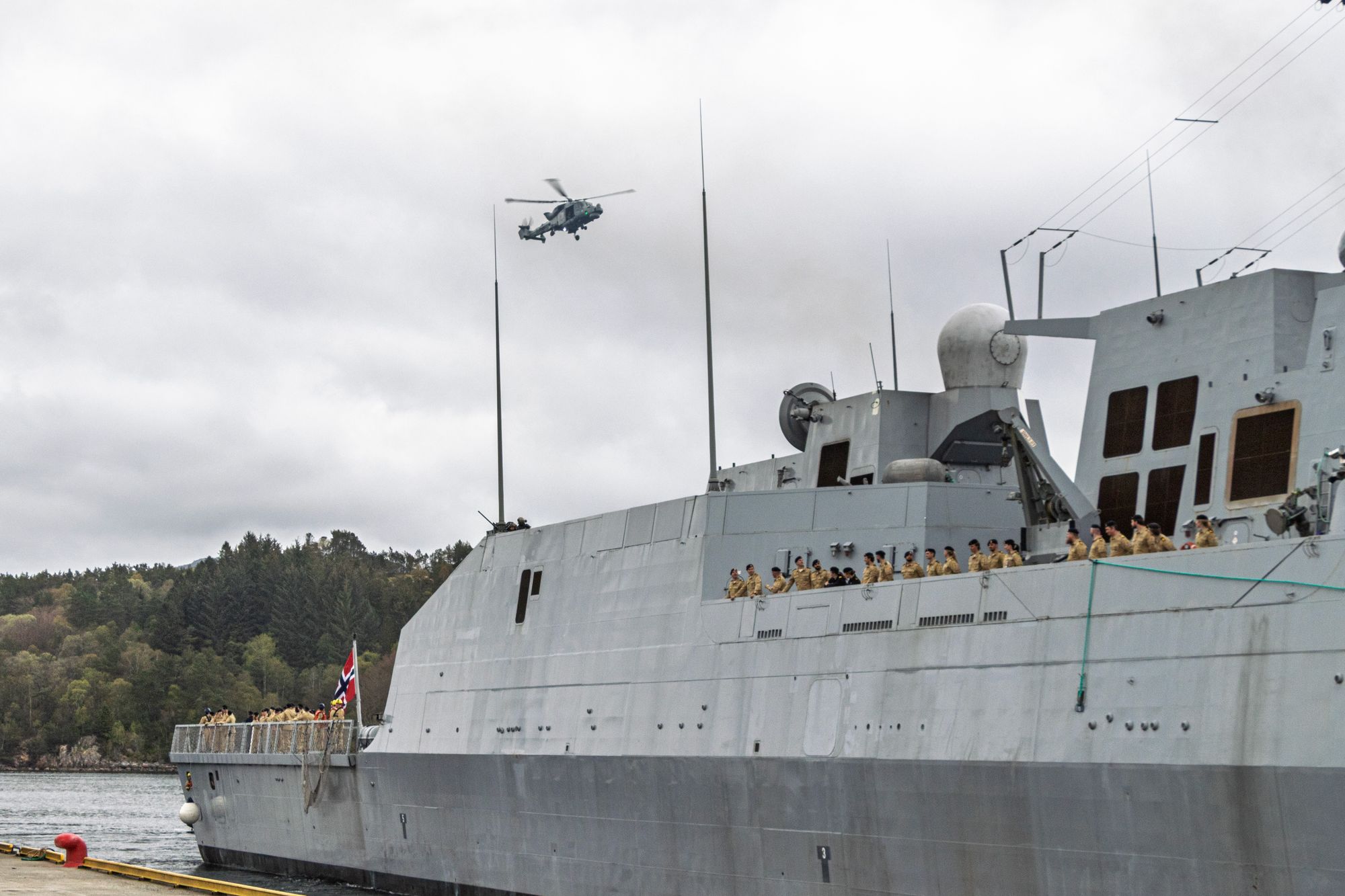KNM Roald Amundsen skal ha med seg et britisk helikopter på oppdrag i Stillehavet. Det er første gang en fregatt i Nansen-klassen seiler på oppdrag med et helikopter – 19 år etter det første ble levert.