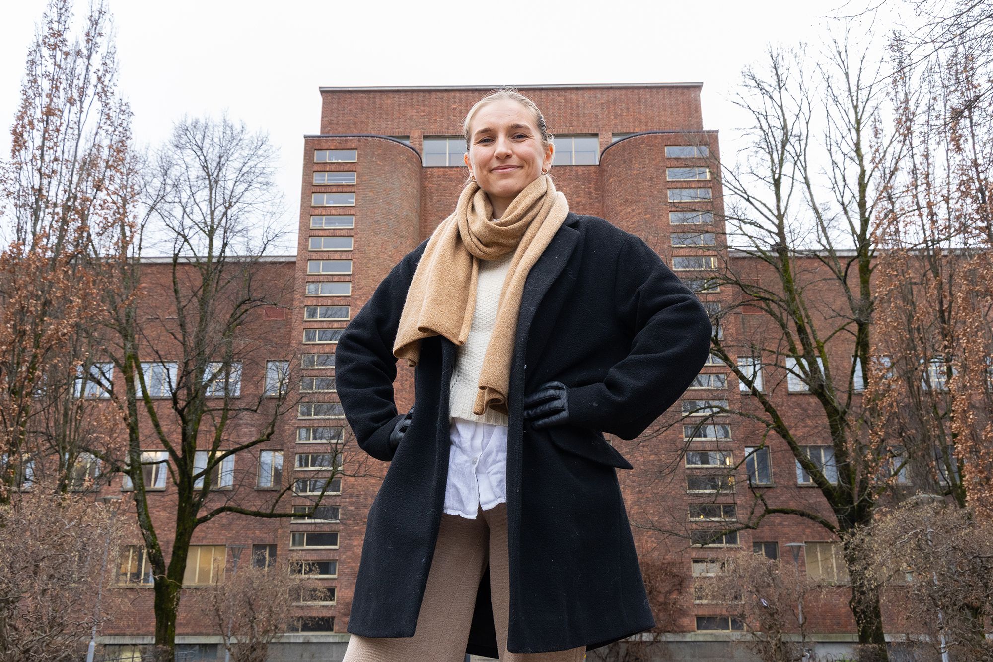 – En modulær reaktor kommer til å bli litt større enn denne bygningen. Vi snakker mer om størrelsen på Operaen, forteller Vala Maria Valsdottir foran Fysikkbygningen på Blindern.