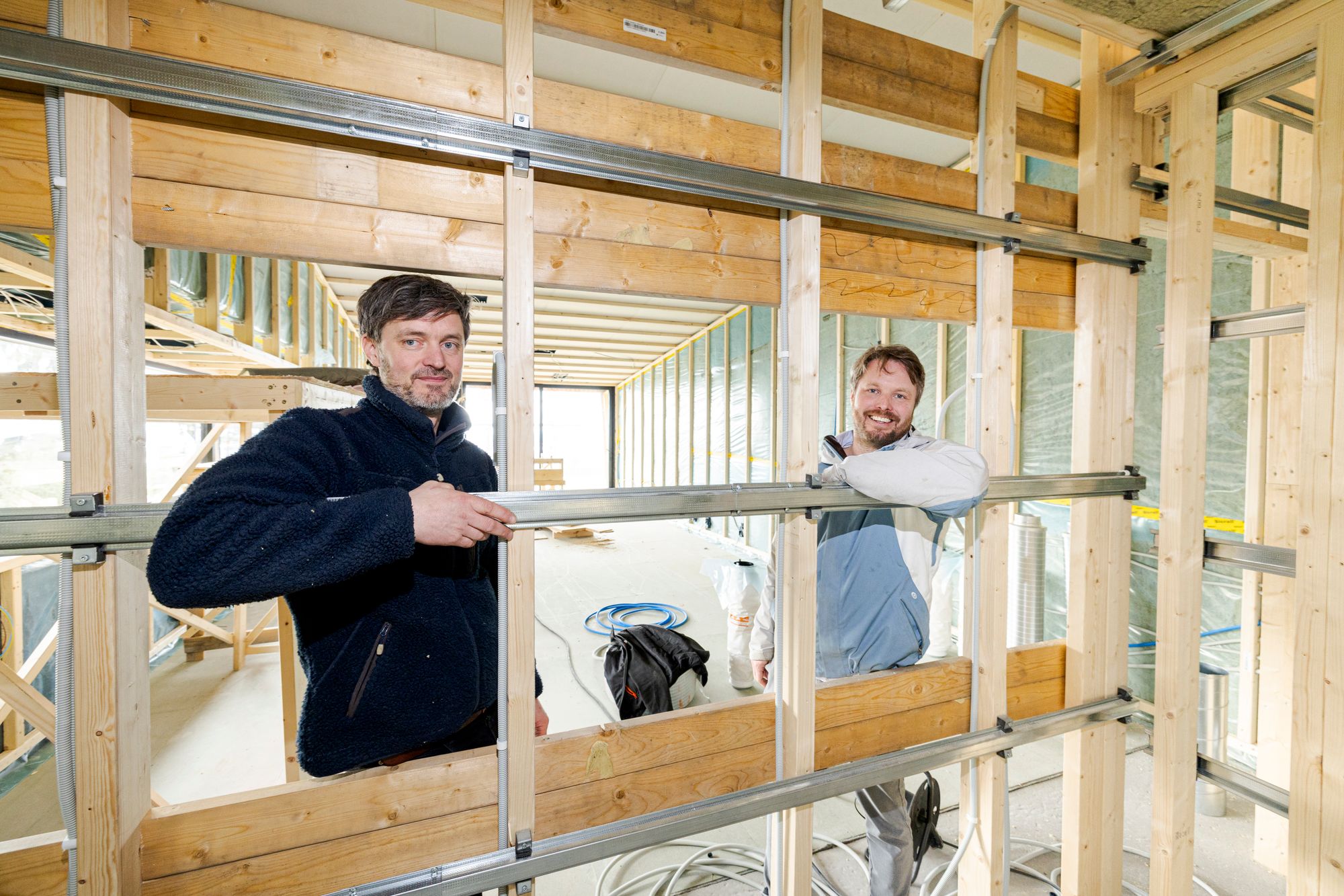 Byggmester Anders Hval og byggherre Vilhelm Dybwad kjenner ikke til andre prosjekter der hele huset blir lydisolert på nivå med et studio eller en hjemmekino.