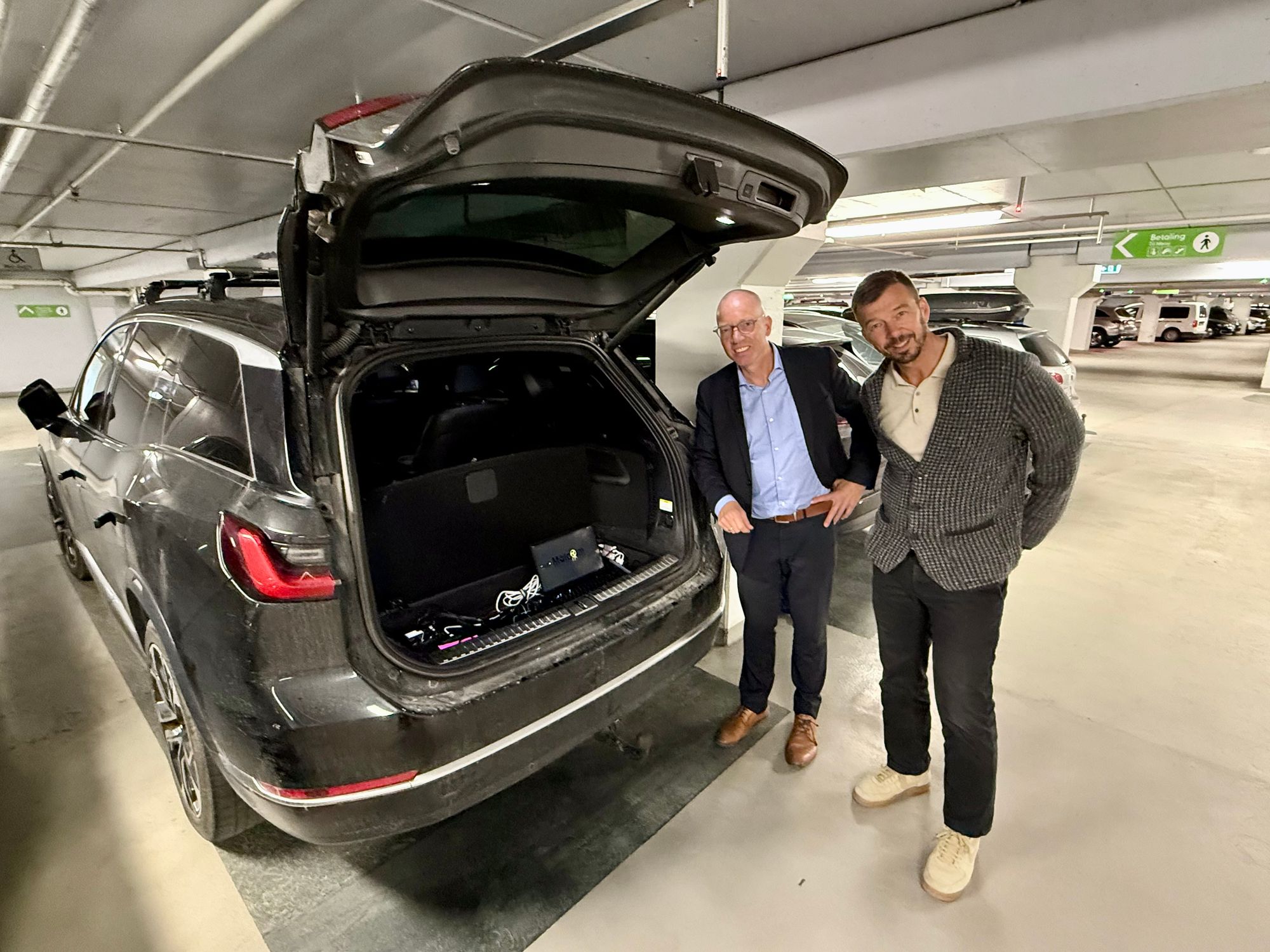Tore Indstøy (t.v.) leder Telenors avdeling for risikostyring og trusselvurdering. Han kjøpte selv kinesisk elbil for å kartlegge omfanget av dataoverføring. Her sammen med spesialrådgiver Arild Tjomsland ved USN.