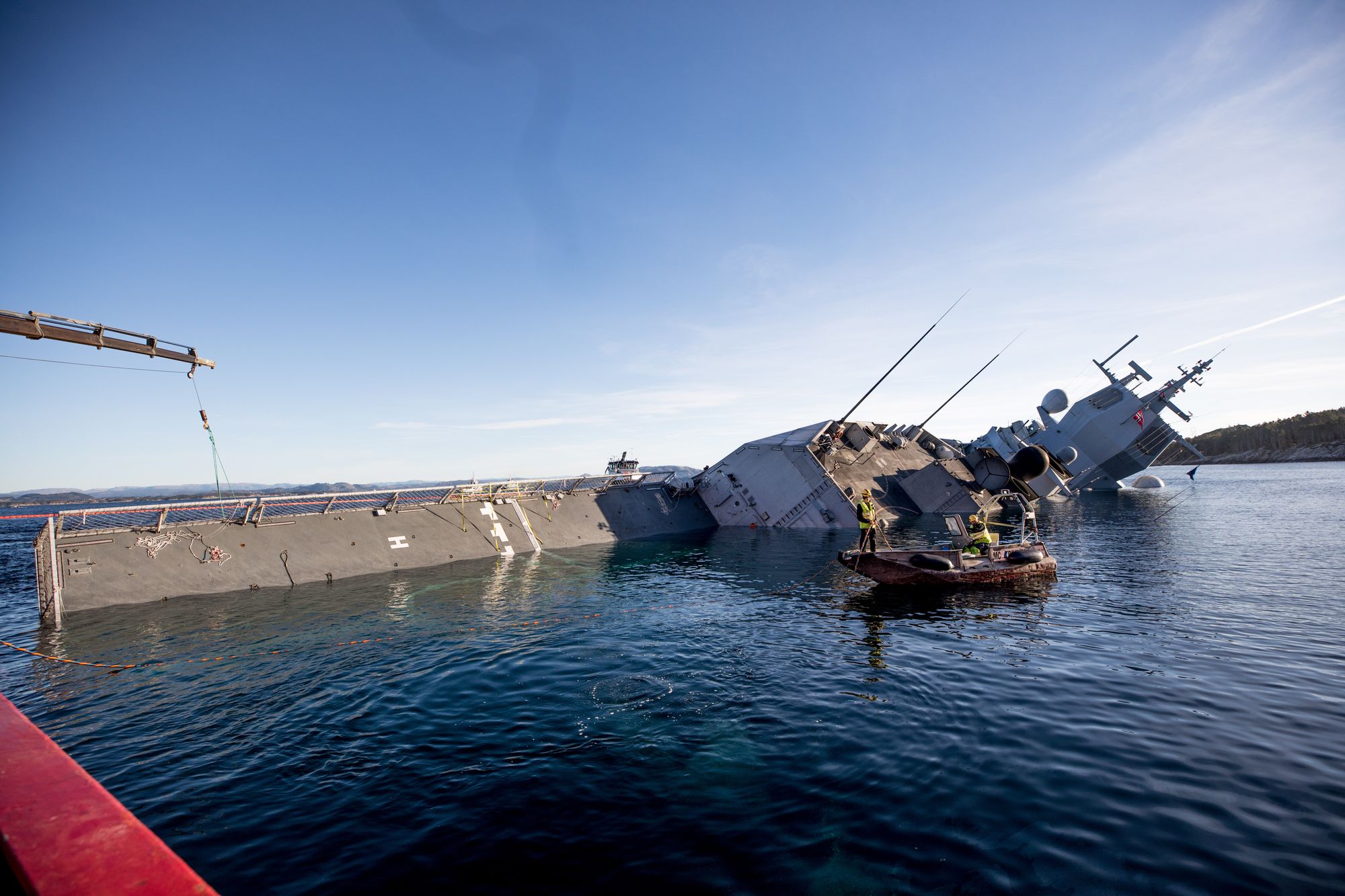 Fregatten KNM Helge Ingstad dagen etter kollisjonen, som fant sted natt til 8. november 2018.