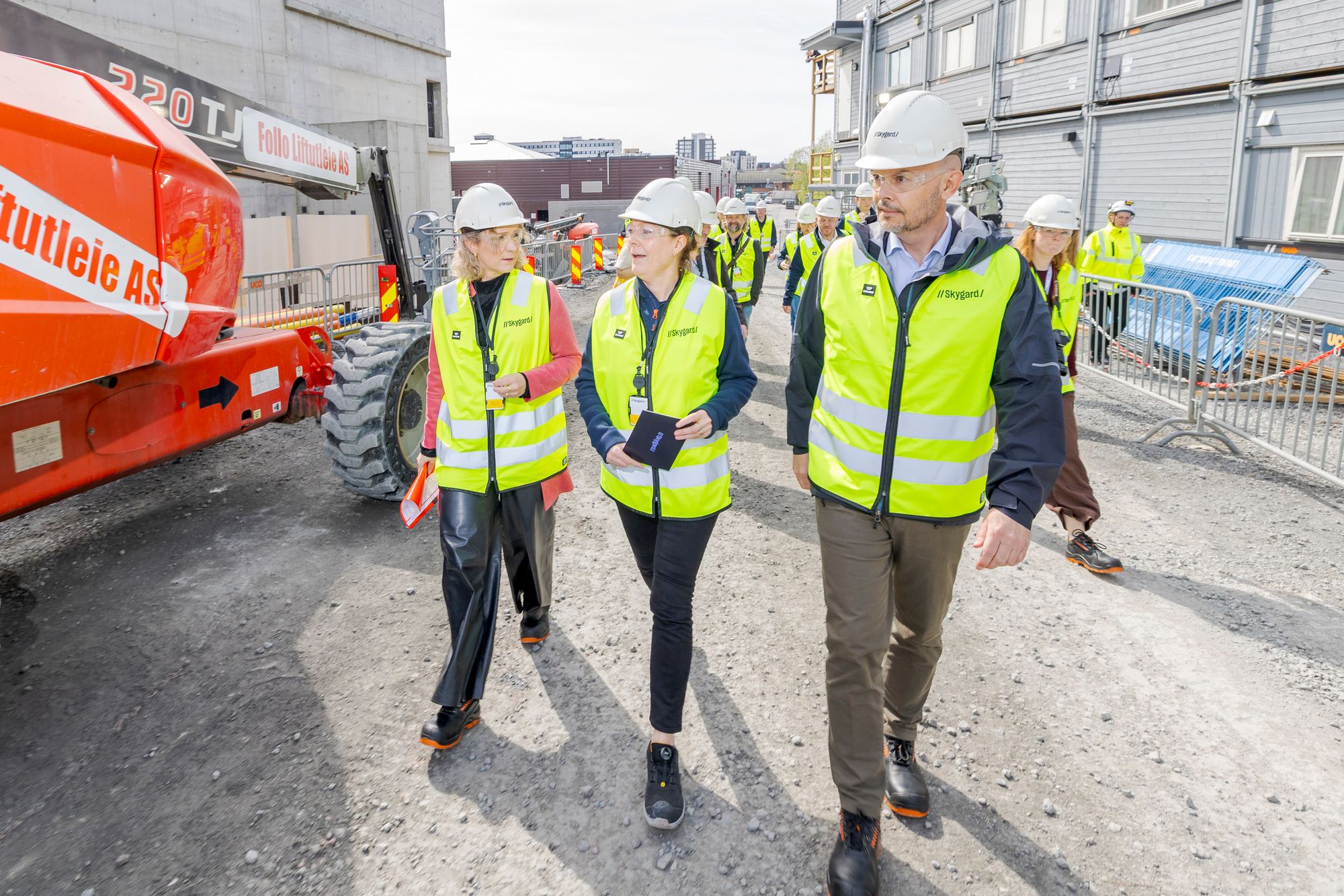 Bærekraftsrapporten til Nkom ble presentert på byggeplassen til datasenteret som Skygard bygger på Økern i Oslo. Fra venstre digitaliserings- og forvaltningsminister Karianne Tung, Skygard-sjef Elise Lindeberg og Nkom-direktør John-Eivind Velure.
