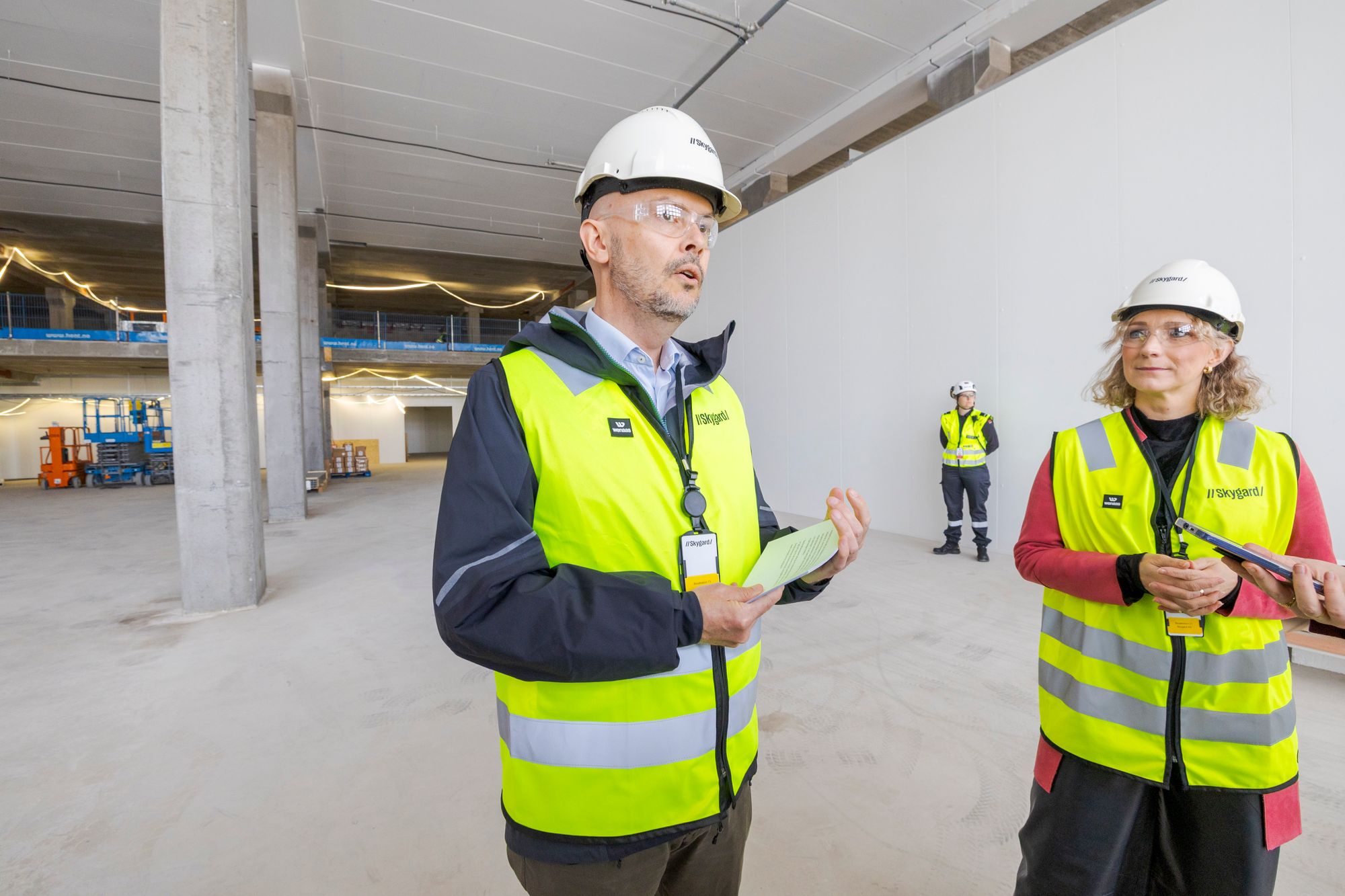 Bærekraftsrapporten til Nkom ble presentert på byggeplassen til datasenteret som Skygard bygger på Økern i Oslo. Fra venstre digitaliserings- og forvaltningsminister Karianne Tung, Skygard-sjef Elise Lindeberg og Nkom-direktør John-Eivind Velure.