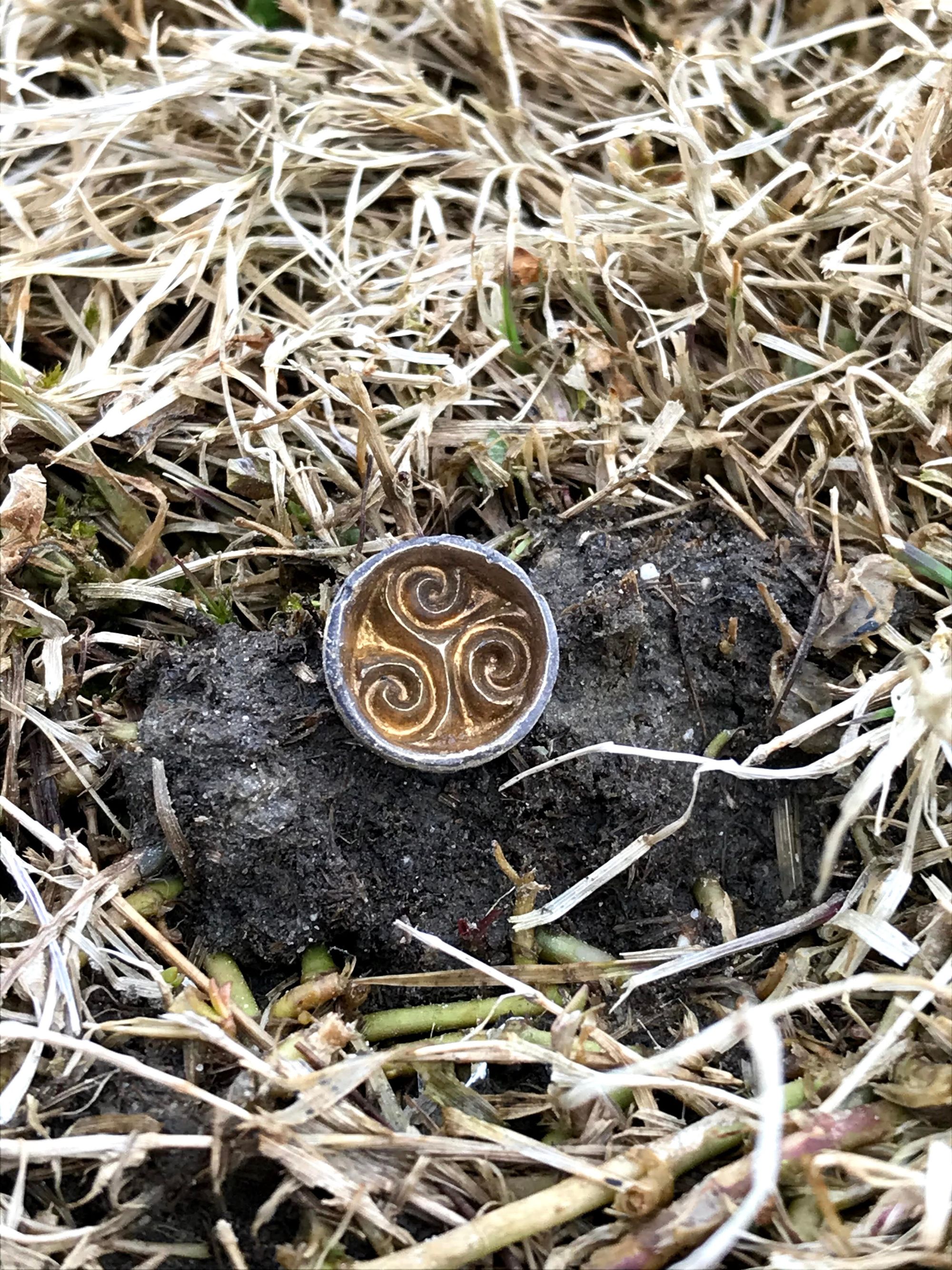En bit av ei krittpipe på åkerjorda. De dukker opp svært mange steder.