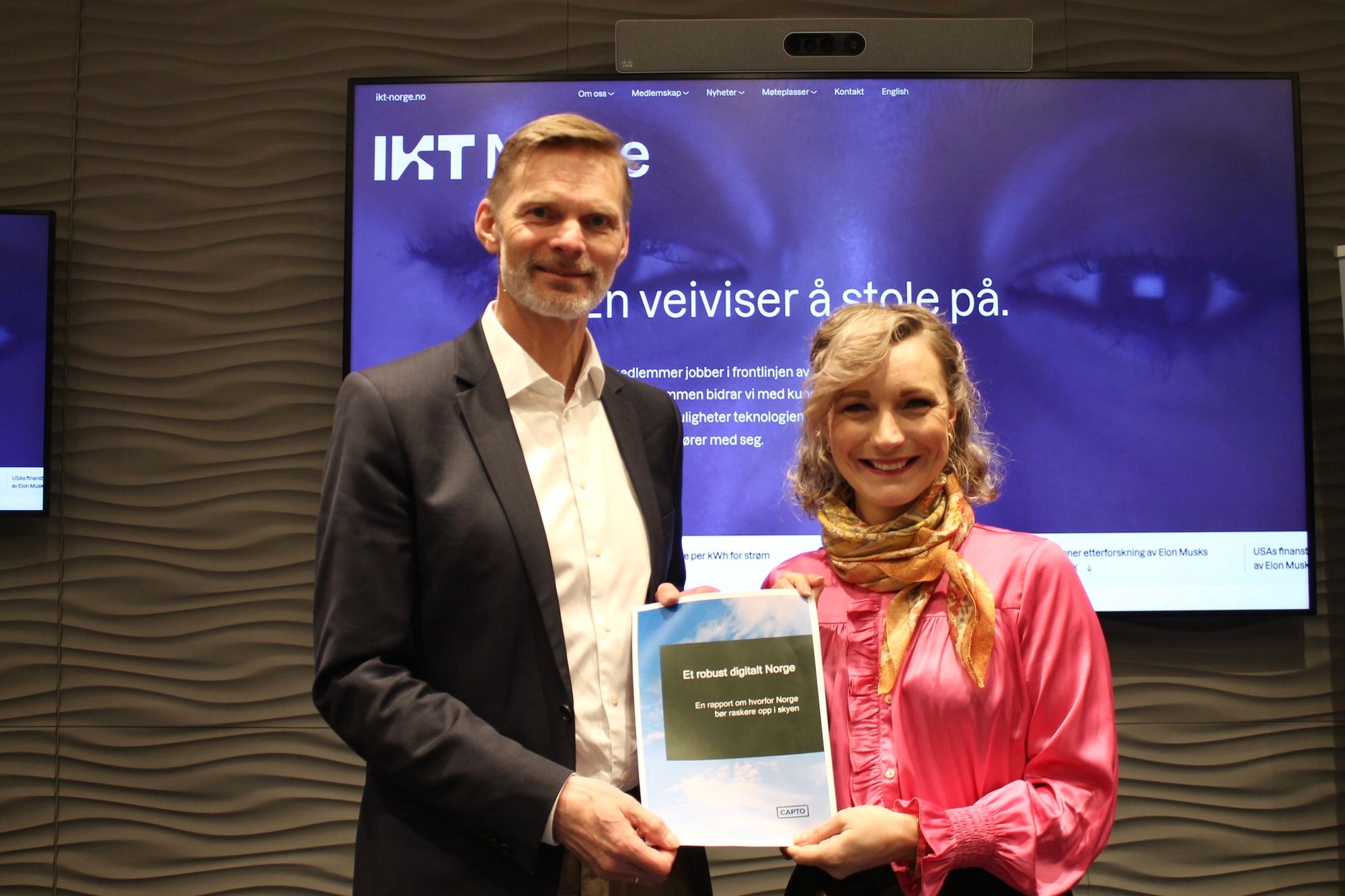 Administrerende direktør Øyvind Husby overleverer IKT Norges rapport om skytjenester til digitaliseringsminister Karianne Tung.