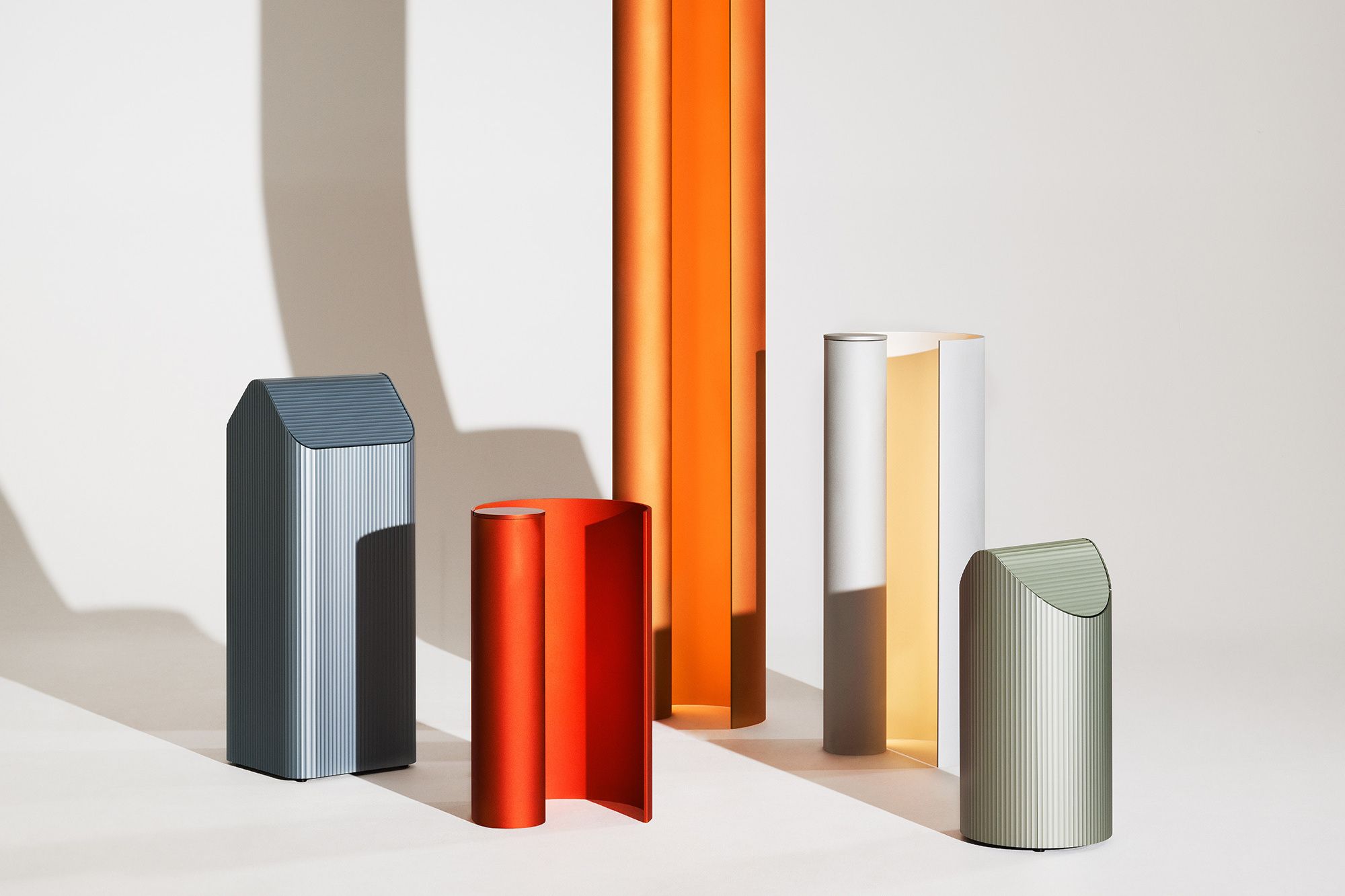 Disse møblene i aluminium er laget av resirkulert aluminium samlet inn maksimalt 100 kilometer fra produksjonsstedet – av lyktestolper og drivhusprofiler.