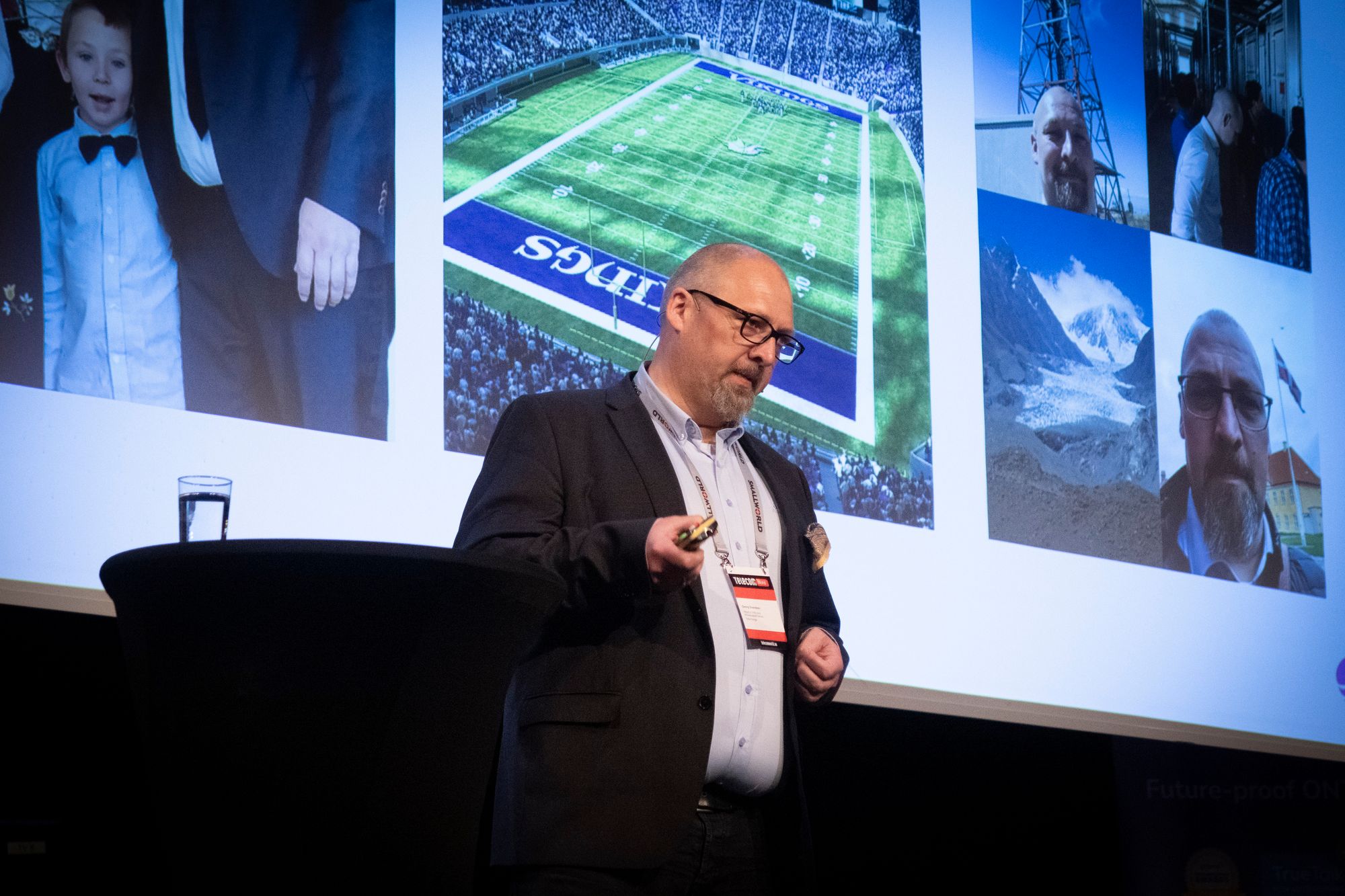 – Vi ser forretningsmuligheter i åpne nett som gir tilgang til å selge tjenester der vi selv ikke har infrastruktur, sier Georg Svendsen, direktør for infrastruktur i Telia Norge. Her er han på scenen under konferansen Telecom World i Haugesund.