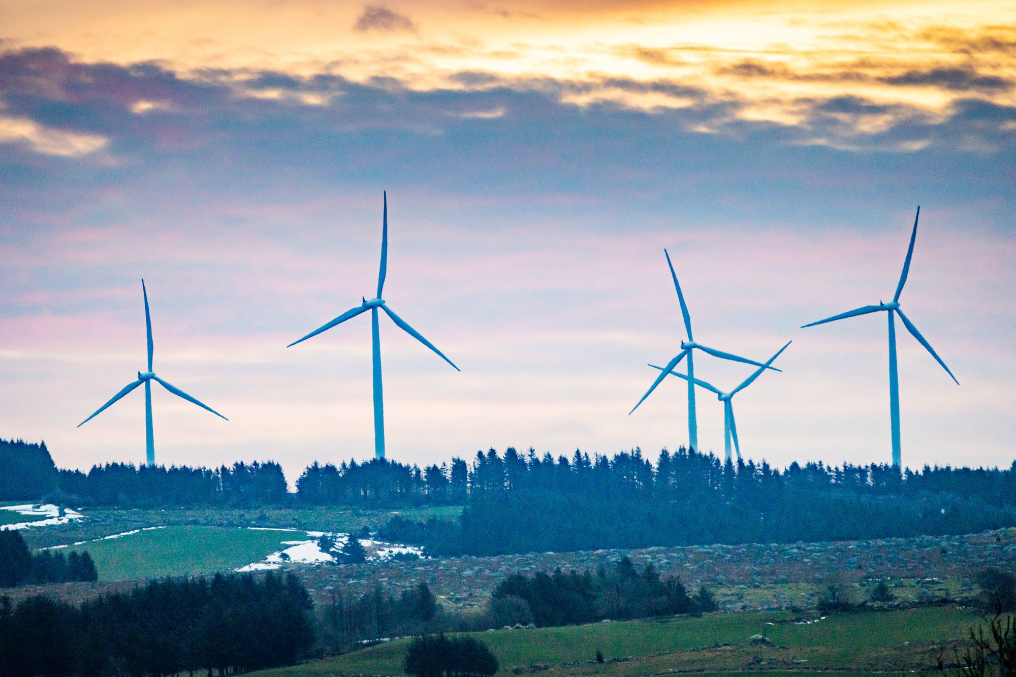Rundt åtte prosent av Norges energiproduksjon kommer fra vindkraft, skriver Jon Helsingeng. Bildet er tatt ved Høg-Jæren vindkraftverk.