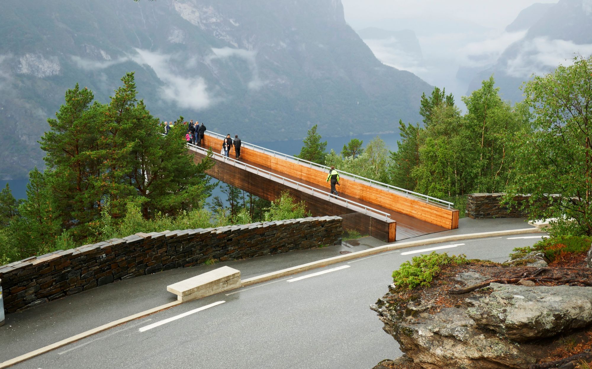 Ved Stegastein er det parkeringsplasser til 12 personbiler. Bussene parkerer langs fylkesveien.