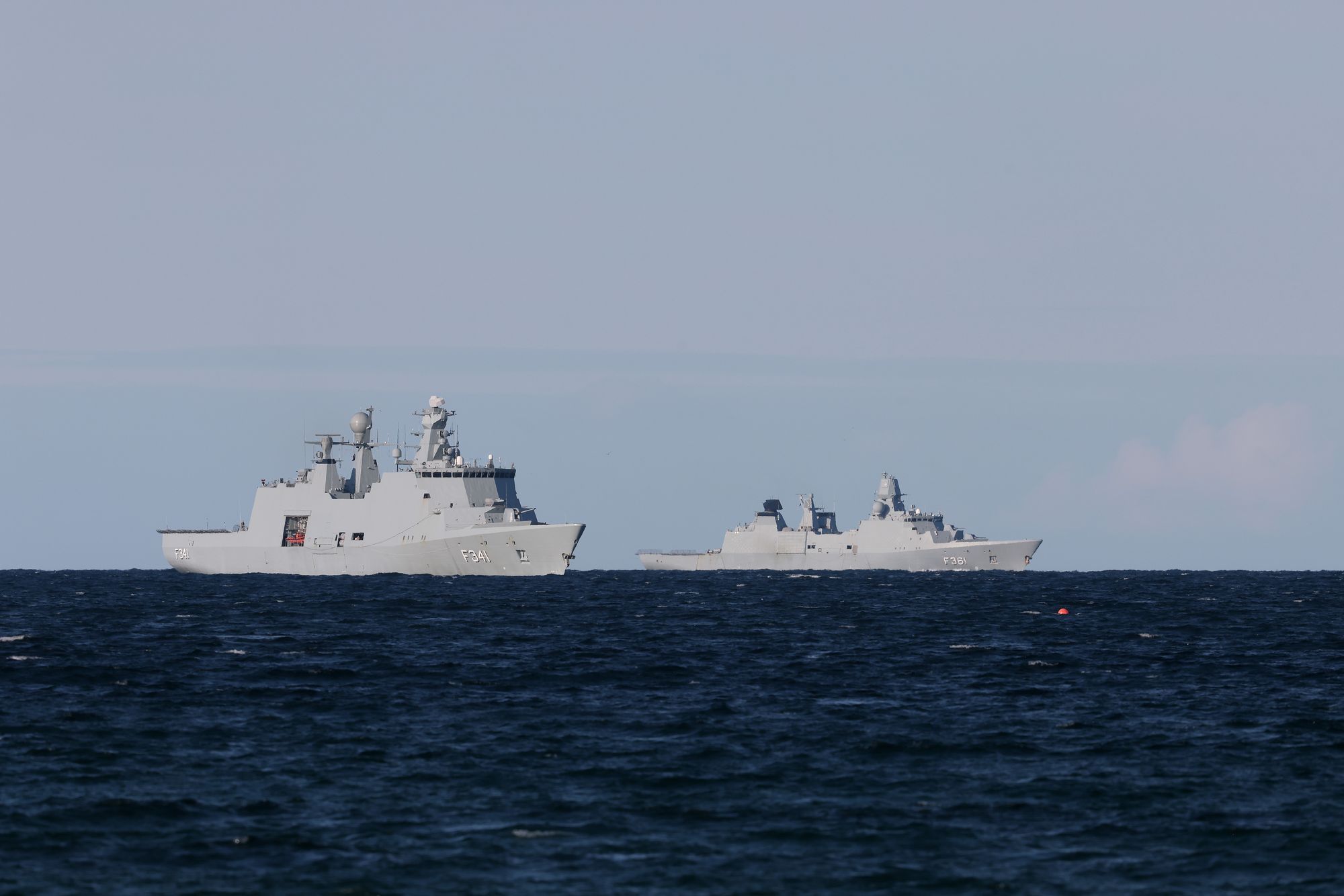 De danske fregattene KDM Absalon (F341) og HDMS Iver Huitfeldt (F361) utenfor Andøya under øvelse Formidable Shield 2025.