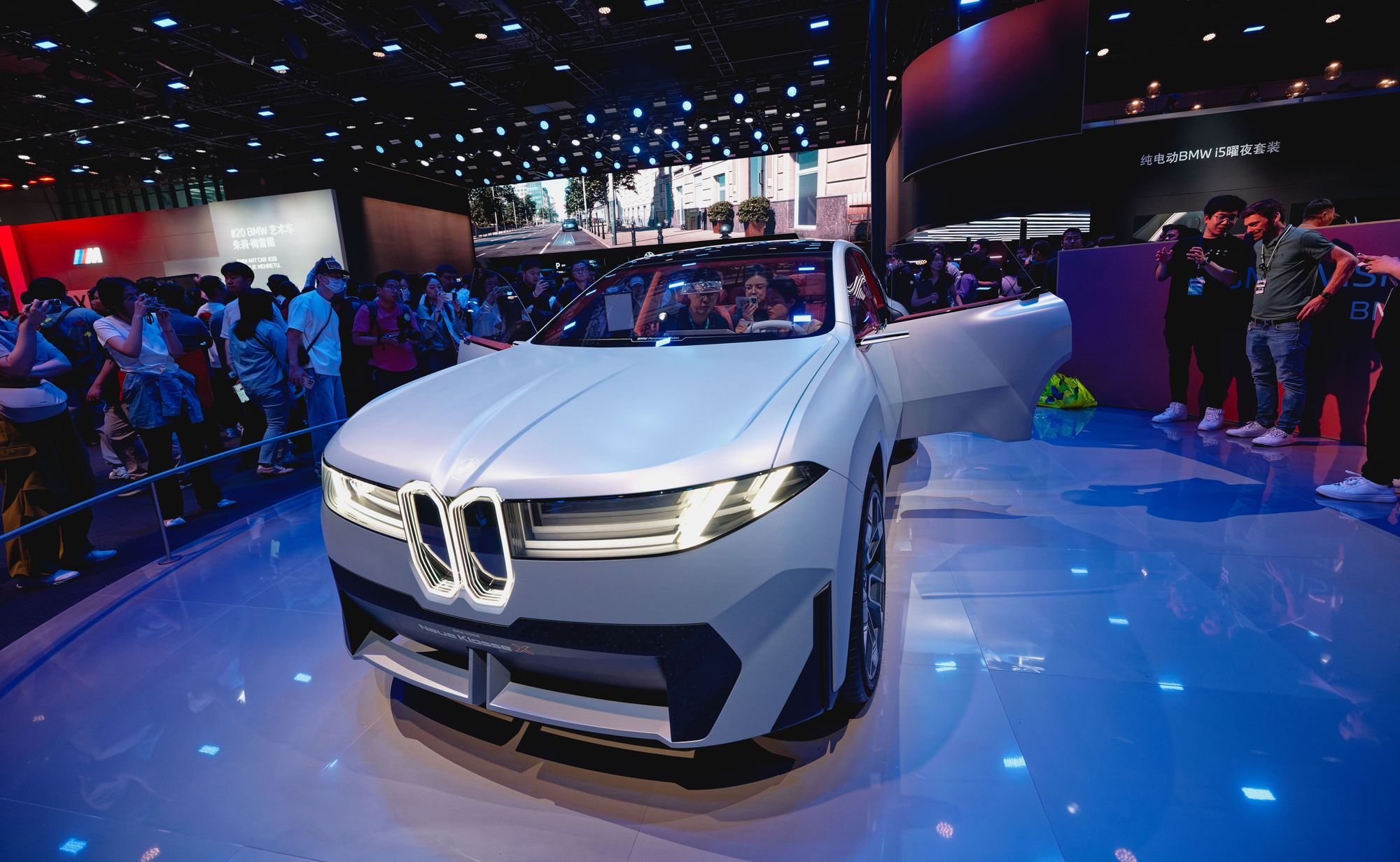 Konseptbilen BMW Neue Klasse X ble vist frem på bilutstillingen i Shanghai i april. Den tyske bilprodusenten lanserer sin første bil basert på den nye «Neue Klasse»-plattformen.
