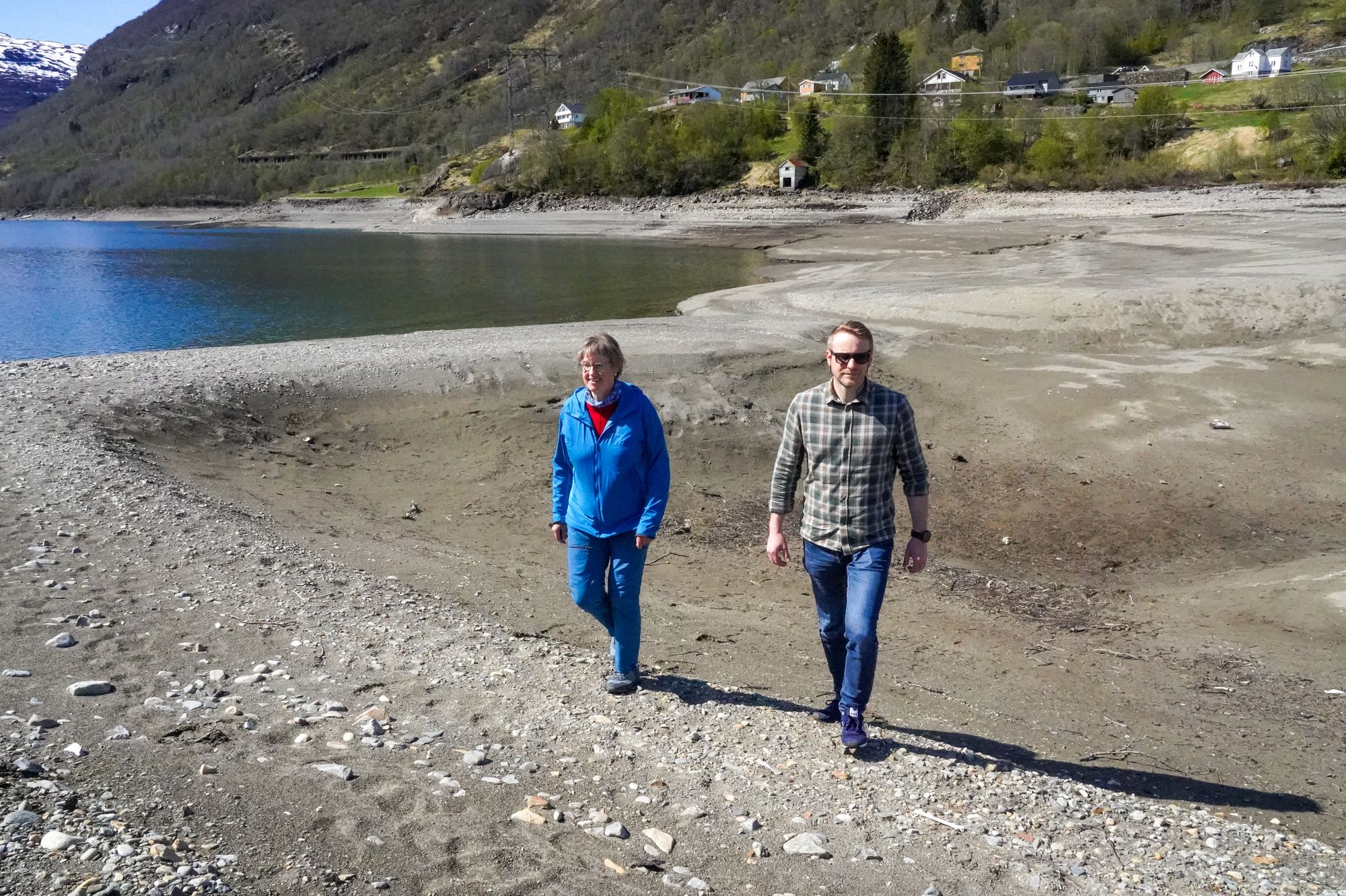 Vannstanden i Røldalsvatnet vil svinge opp og ned hyppigere hvis pumpekraftverk blir bygget. Venke Rønning Hagen og Tor Eivind Nybø i Røldal Bygdalag går imot utbygging.