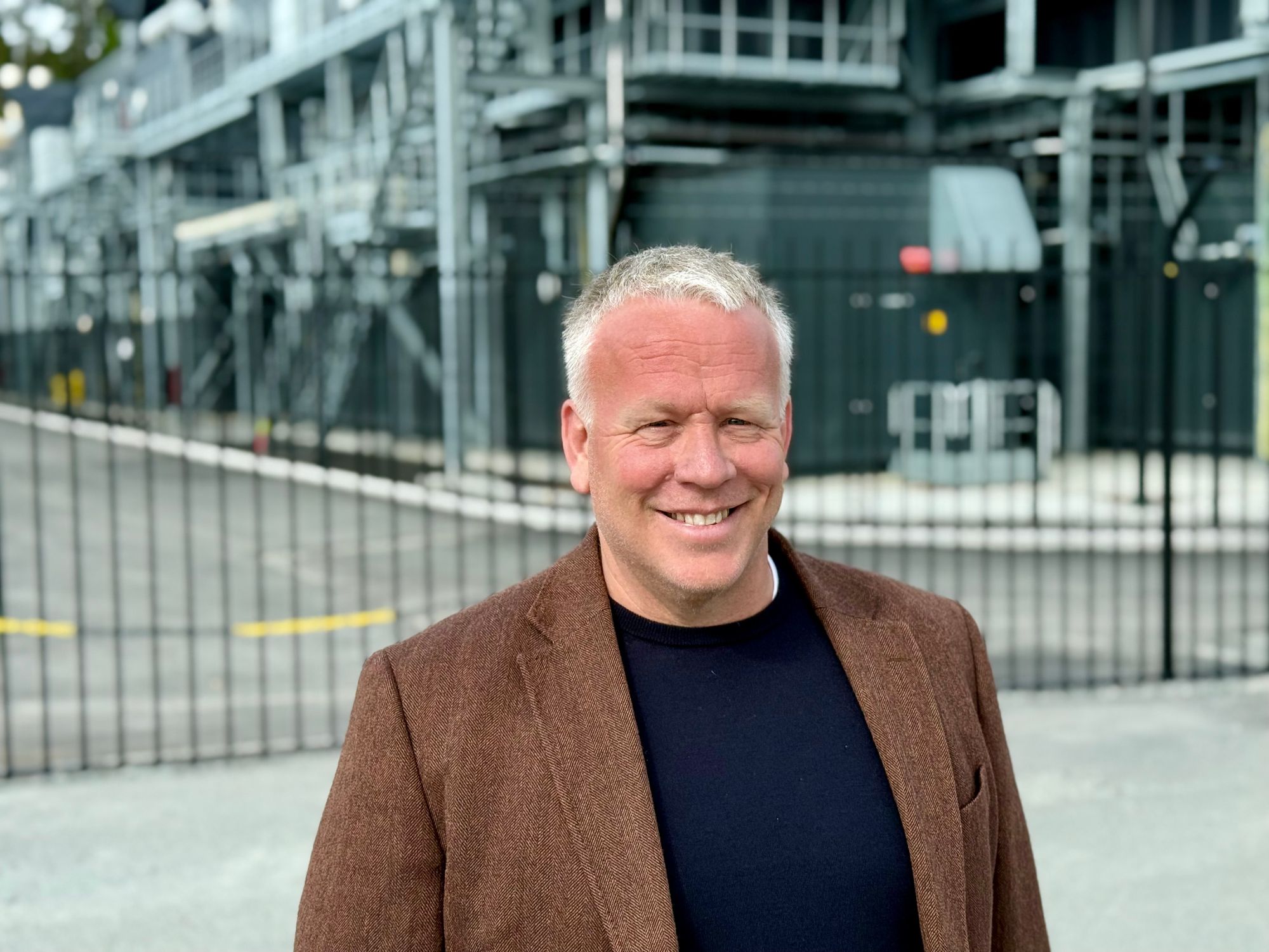 Industribygget bak Svein Atle Hagaseth huser et datasenter for en stor kunde av Green Mountain.