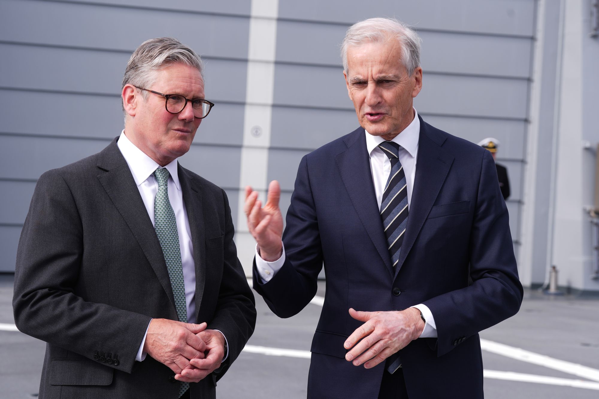 Keir Starmer (t.v.) og Jonas Gahr Støre er blitt gode venner siden de møttes første gang i 2017, da som opposisjonsleder i henholdsvis Storbritannia og Norge. Her er de om bord på det britiske fregatten HMS St Albans.