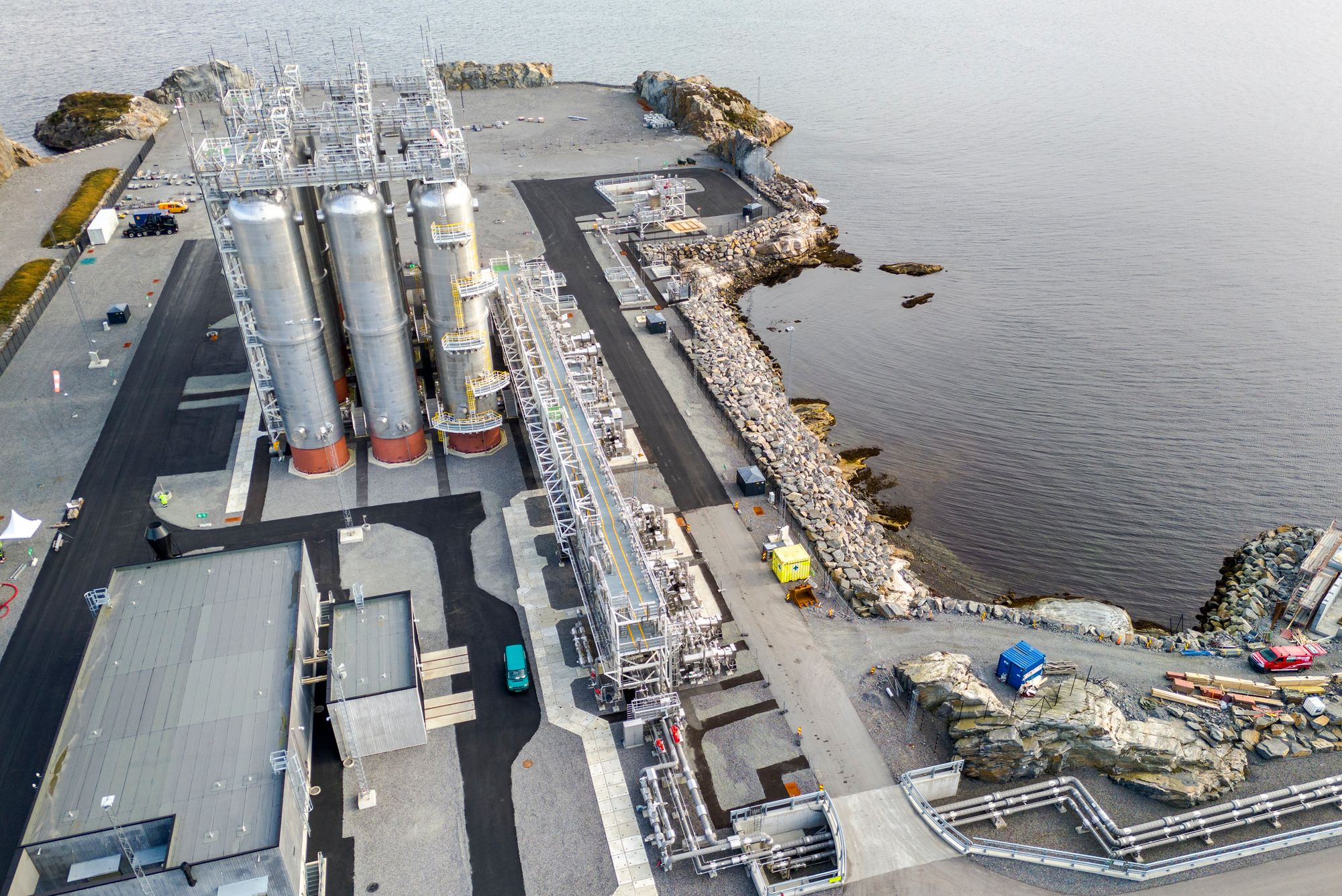 Norges første CO2-lager ble satt i drift i fjor, og har en kapasitet på 1,5 millioner tonn CO2. Det skal utvides til 5 millioner tonn CO2. Foreløpig er det ikke tatt beslutning om bygging av flere CO2-lagre i Norge. 