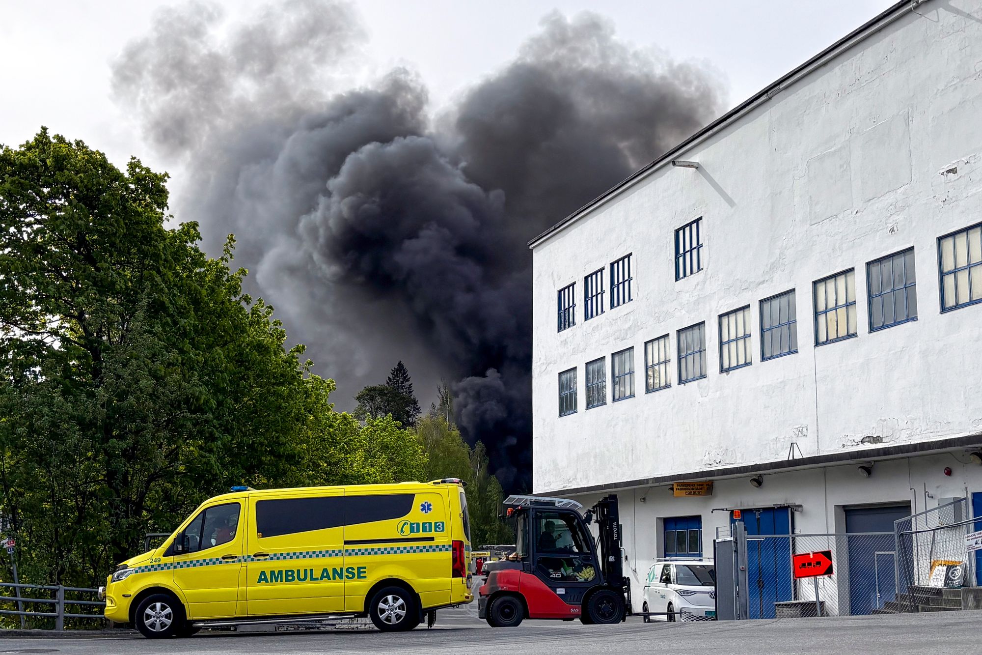Det ligger svart røyk over Gjøvik sentrum onsdag formiddag.