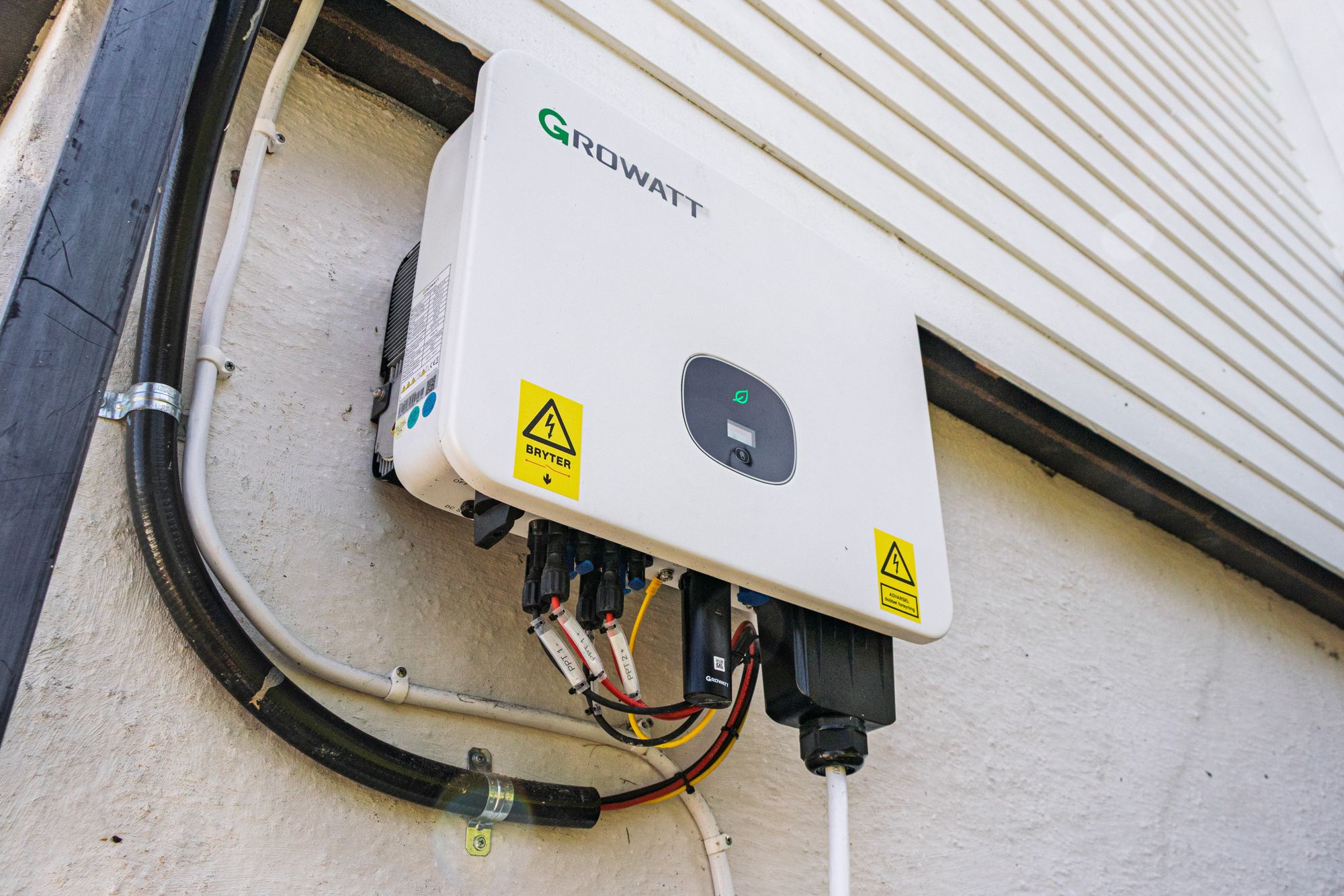 Invertere passer på at strøm fra solceller har samme frekvens som strømnettet. De kan potensielt gjøre nettet ustabilt om aktører med onde hensikter har tilgang til dem, ifølge rapport.