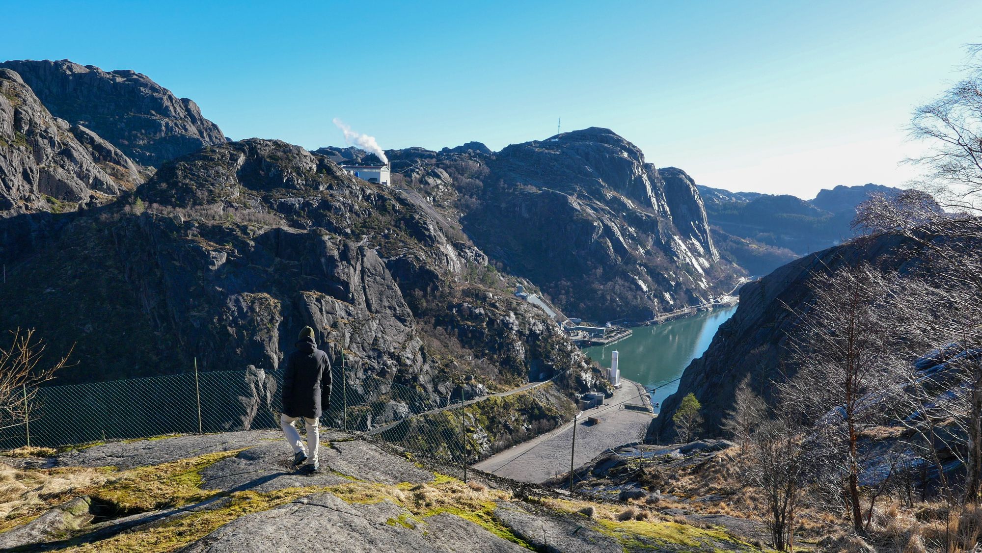 Arkitektens modell av utsiktsplassen, med ny toalettbygning i svart, polert betong.