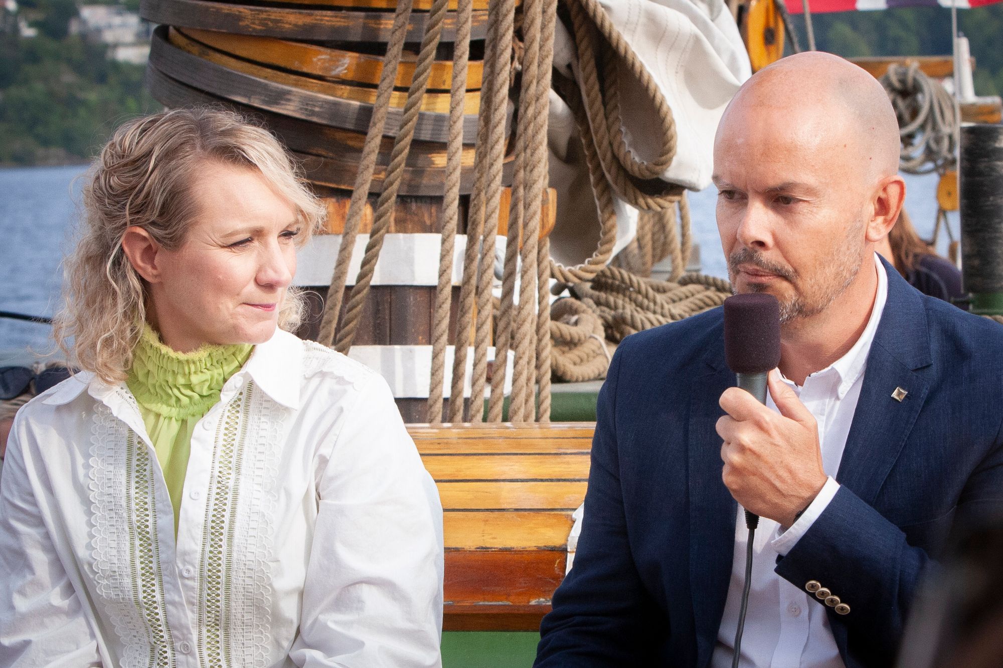 Nkom-sjef John-Eivind Velure ønsker å forsere arbeidet med å gjøre telenettene mer robuste. Her fra Arendalsuka i samtale med digitaliseringsminister Karianne Tung.