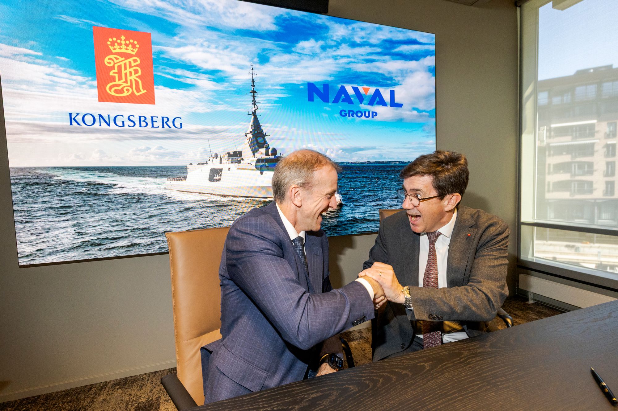 Administrerende direktør Eirik Lie (t.v.) i Kongsberg Defence & Aerospace og Pierre Éric Pommellet, som er styreformann og administrerende direktør i Naval Group, er fornøyde med partneravtalen de nettopp har inngått.