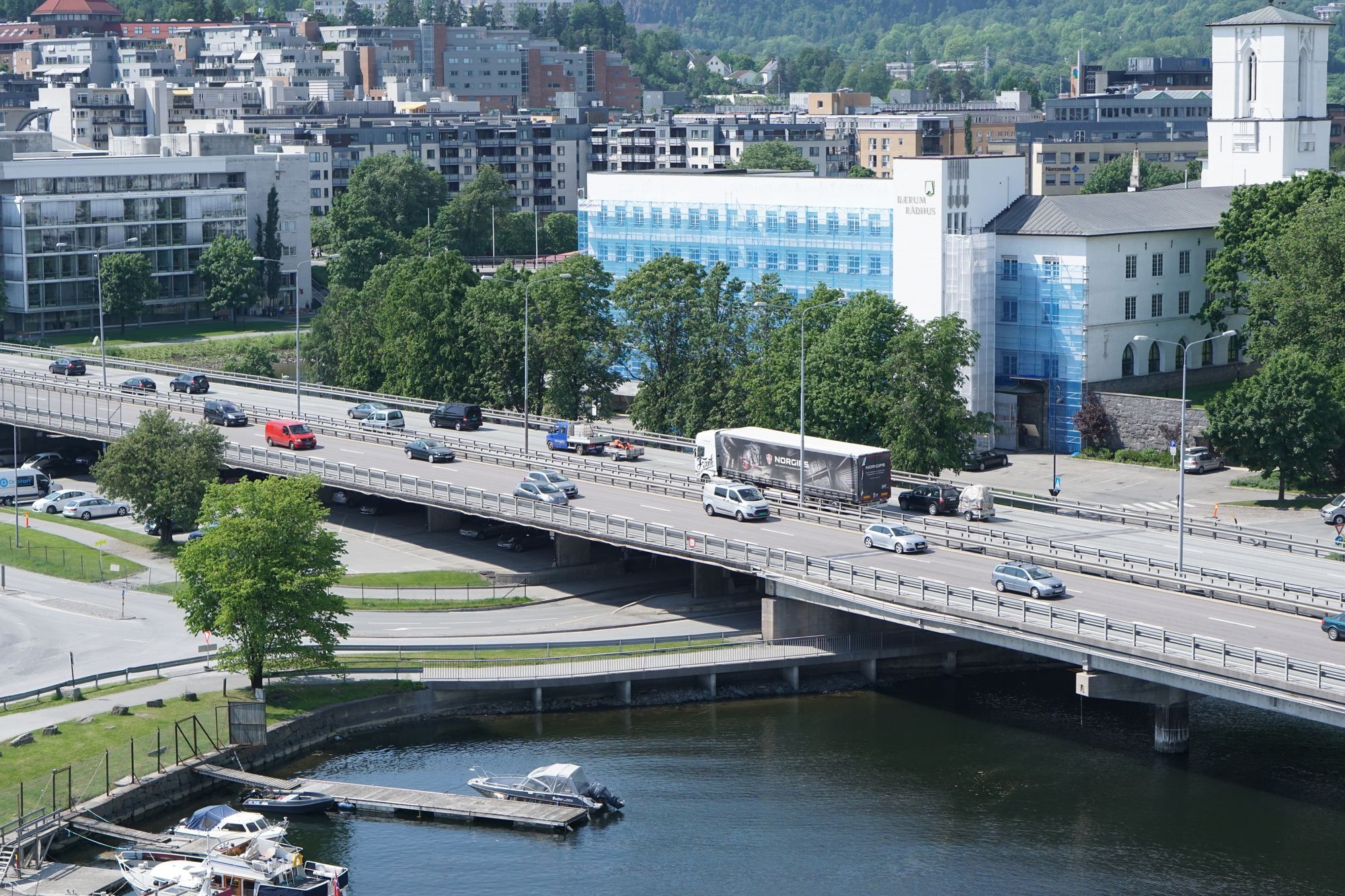 89 meter lange Vækerøveien bru går over E18 vest i Oslo. Betongen skal rehabiliteres i 2025.