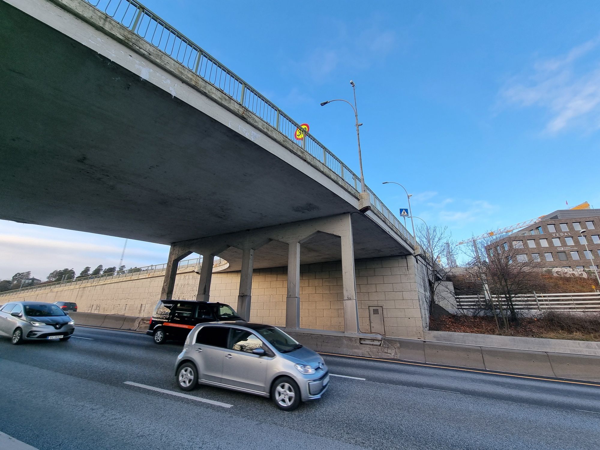 89 meter lange Vækerøveien bru går over E18 vest i Oslo. Betongen skal rehabiliteres i 2025.