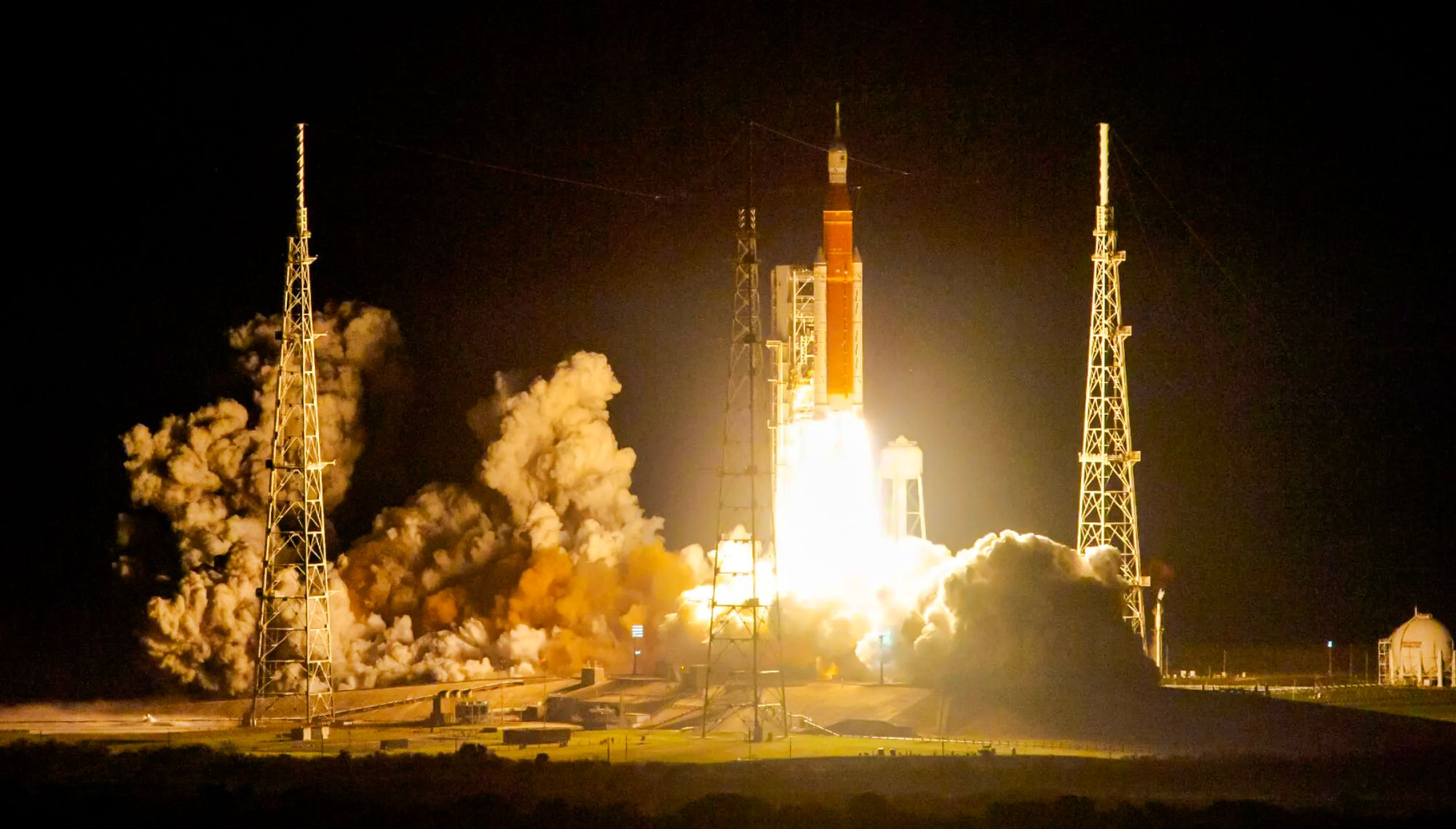 SLS-raketten tok med seg Orion og ti CubeSat-satellitter ut i rommet 16. november 2022. Hver oppskytning koster fire milliarder dollar, ifølge Det hvite hus, som i et nytt budsjettforslag vil kutte kraftig i støtten til Nasa.