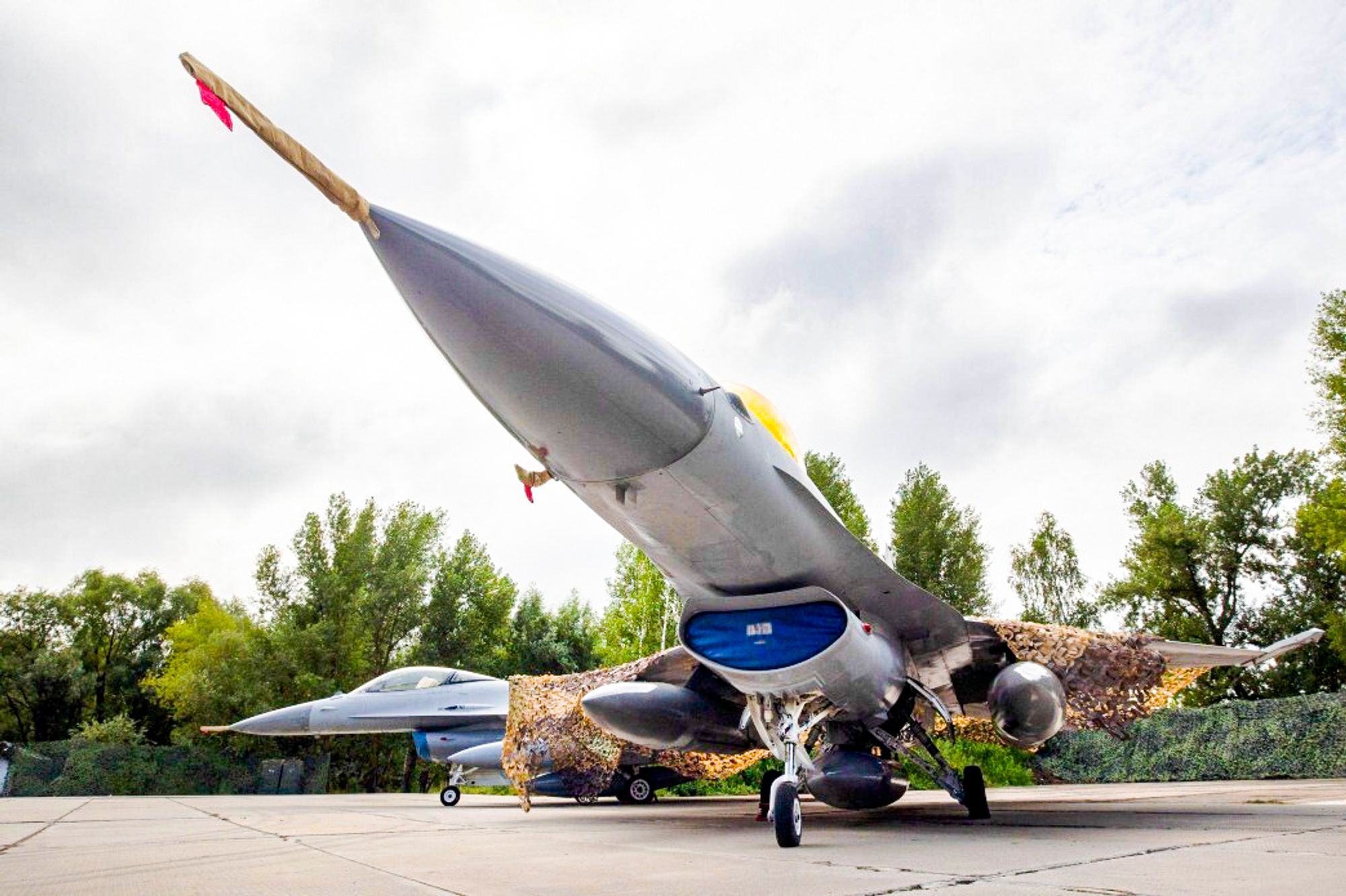 Danmark, Nederland og Norge har donert F-16-fly til Ukraina. Minst tre har gått tapt. På bildet vises to av flyene som Ukraina mottok sommeren 2024.