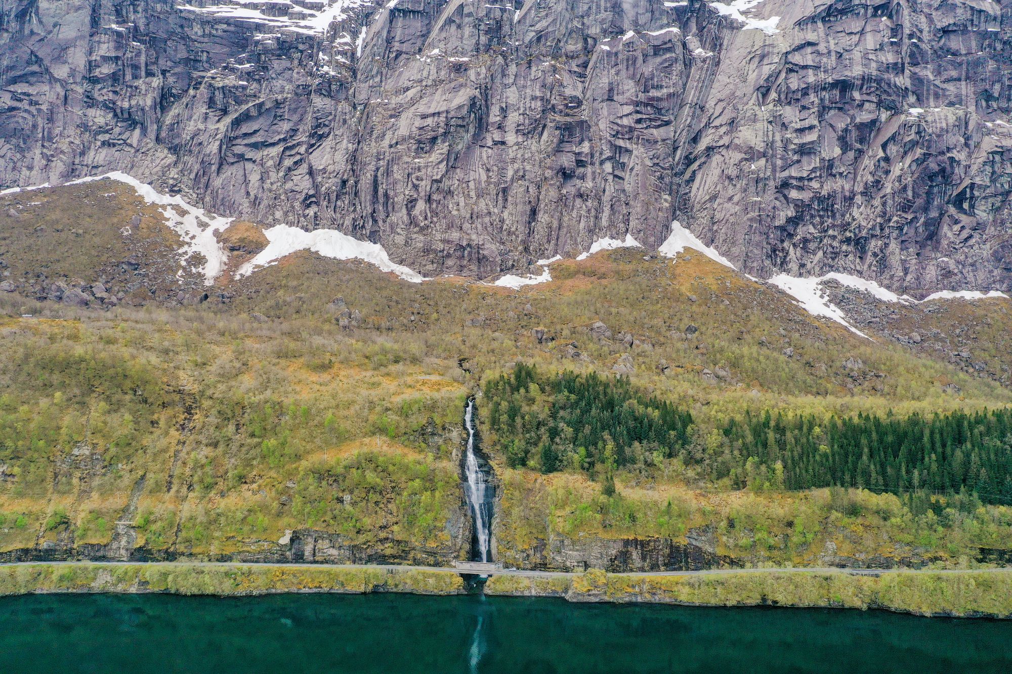 Dagens vei går nede ved fjorden. Elva Hundsåna renner ut omtrent midt på strekningen. Over cirka 250 meters høyde er fjellet stupbratt.