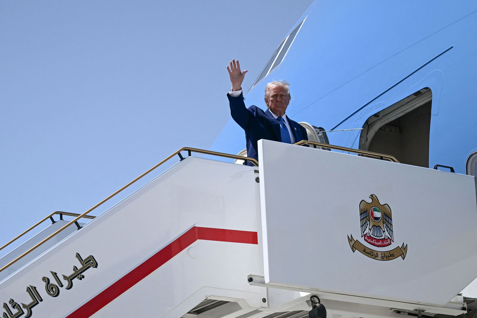 Donald Trump på vei om bord i Air Force One 16. mai etter sitt besøk i Midtøsten. Flyet er 42 år gammelt, men Trumps ønske om å ta imot et nytt fra Qatar, møter kritikk, også fra republikanere.