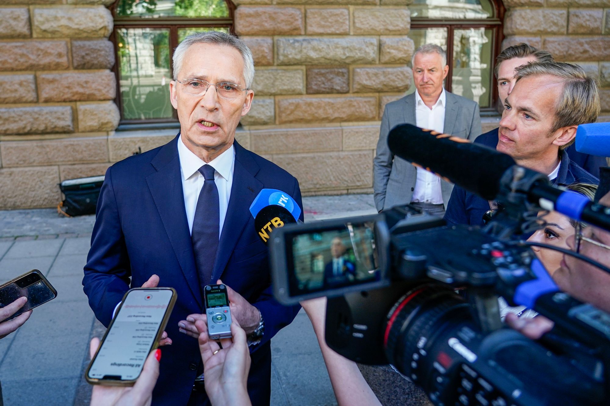 Finansminister Jens Stoltenberg møtte pressen utenfor Finansdepartementet tirsdag morgen.