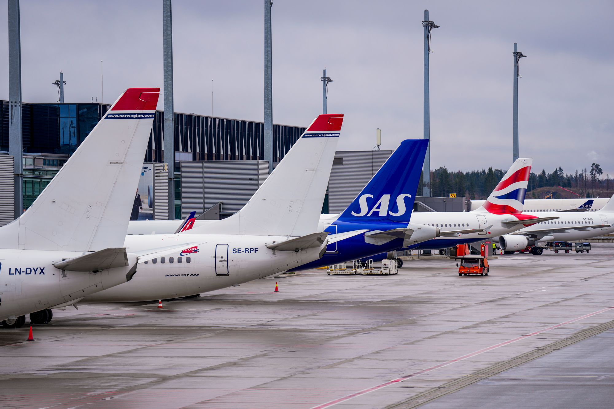 Flere passasjerfly står ved gatene på en Oslo Lufthavn Gardermoen i april 2024.