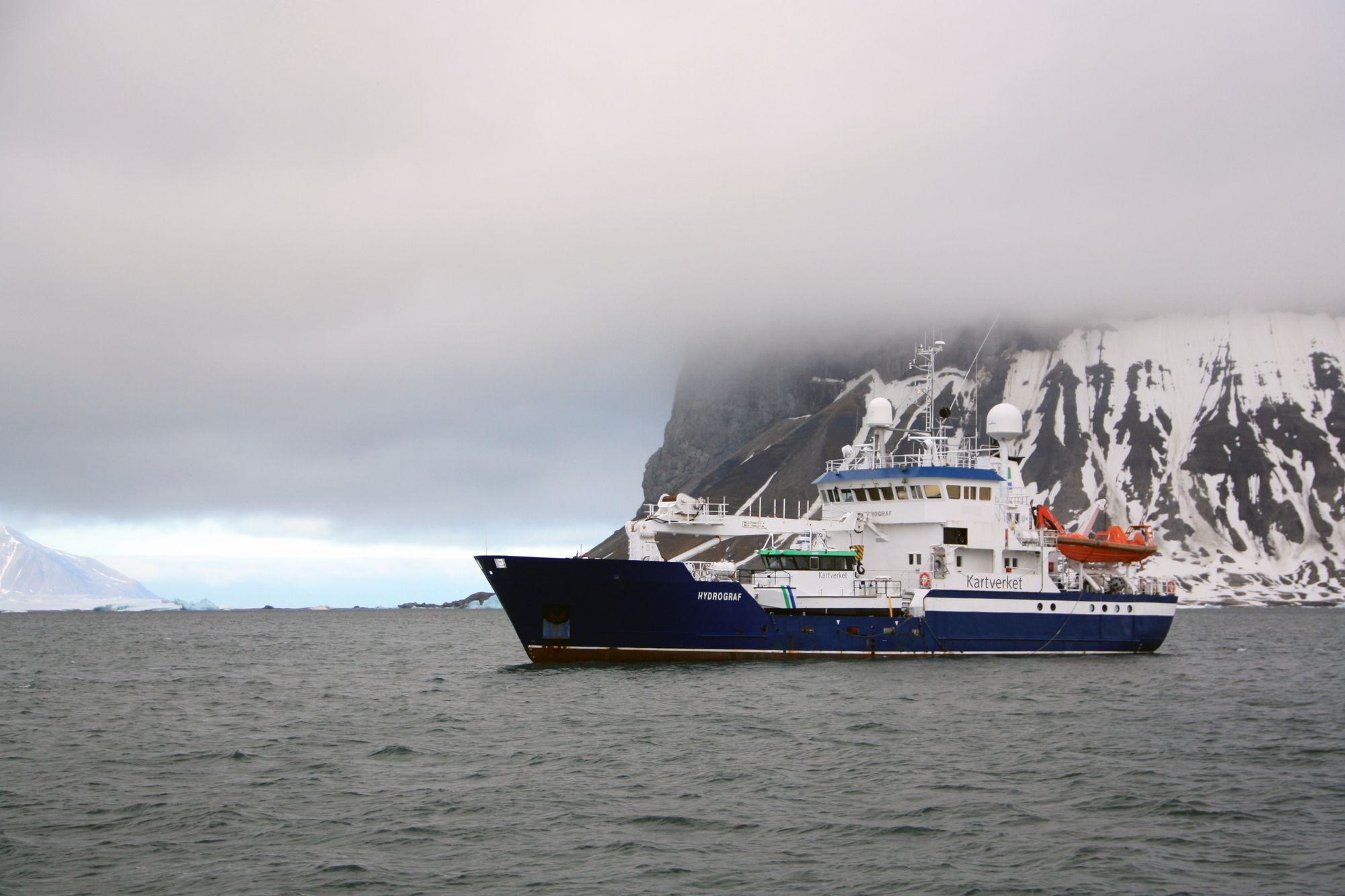 Tre av Kartverkets fartøyer skal bruke hele sommersesongen på sjømålingstokt ved Svalbard. Her MS Hydrograf.