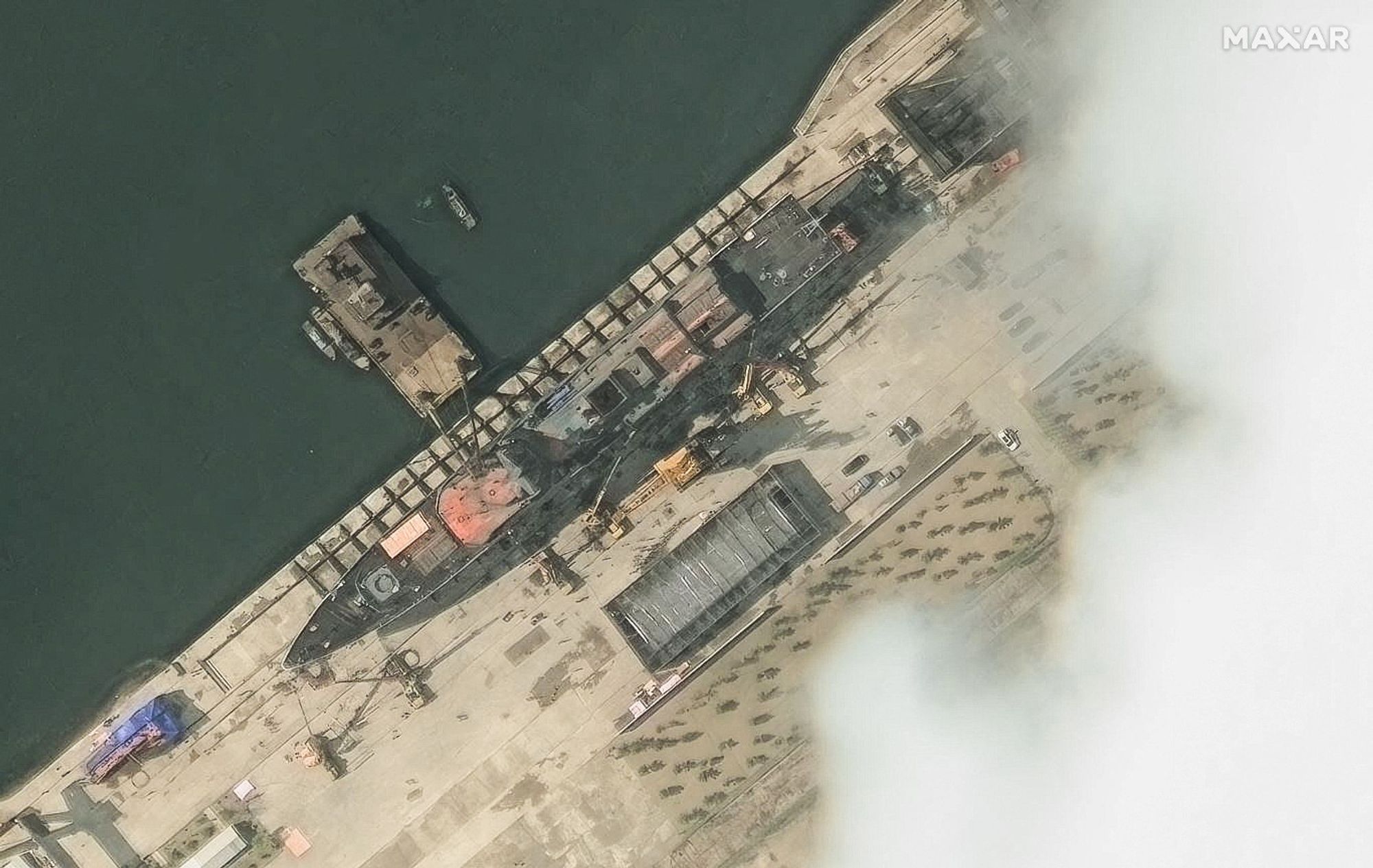 Et satellittbilde som viser den nye, nordkoreanske jageren på skipsverftet i Chonggjin, en drøy uke før den ble forsøkt sjøsatt. Foto fra 18. mai 2025.
