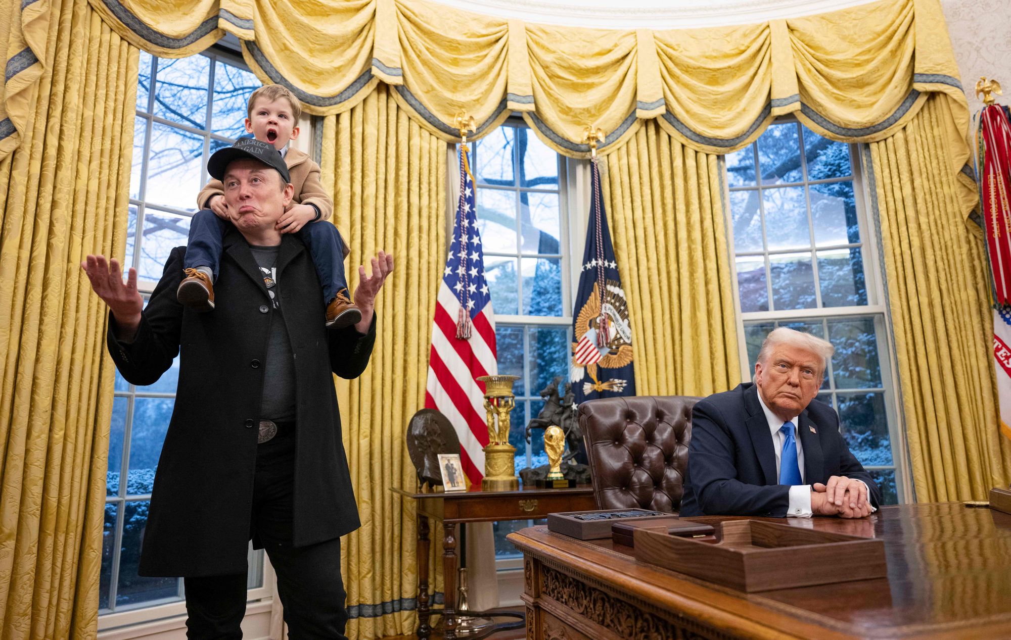 Donald Trump har besøk av Elon Musk og sønnen X Æ A-Xii mens han signerer presidentordrer på det ovale kontor i Det hvite hus 11. februar.