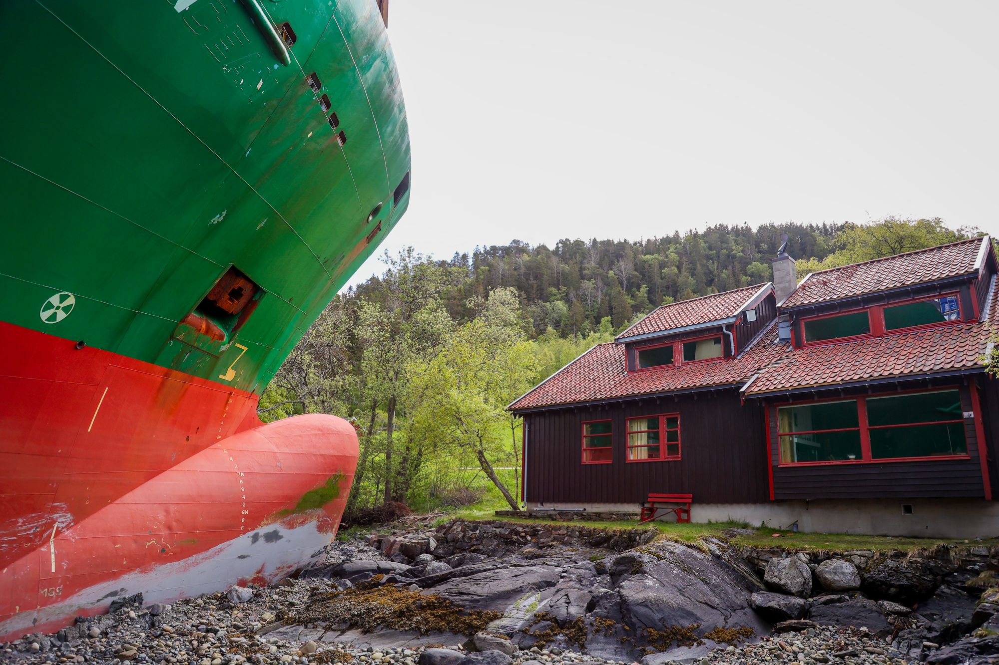 Et 135 meter langt konteinerskip gikk natt til torsdag på grunn i Trondheimsfjorden utenfor Byneset.