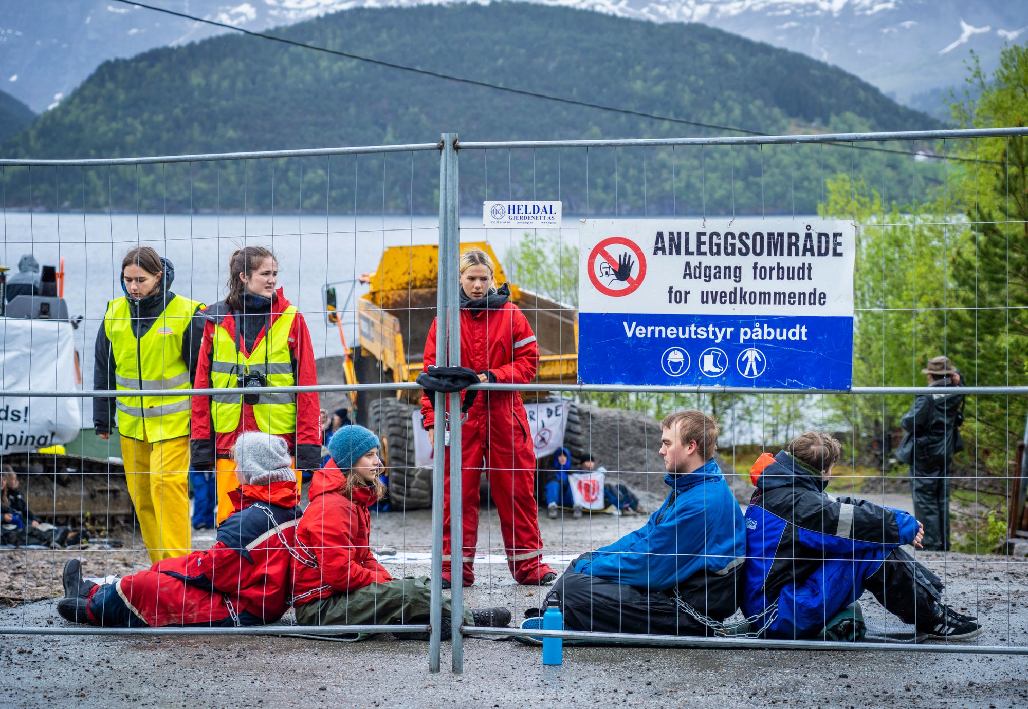 Rundt 20 aksjonister ble pågrepet under en demonstrasjon mot deponi i Førdefjorden tilbake i 2022.