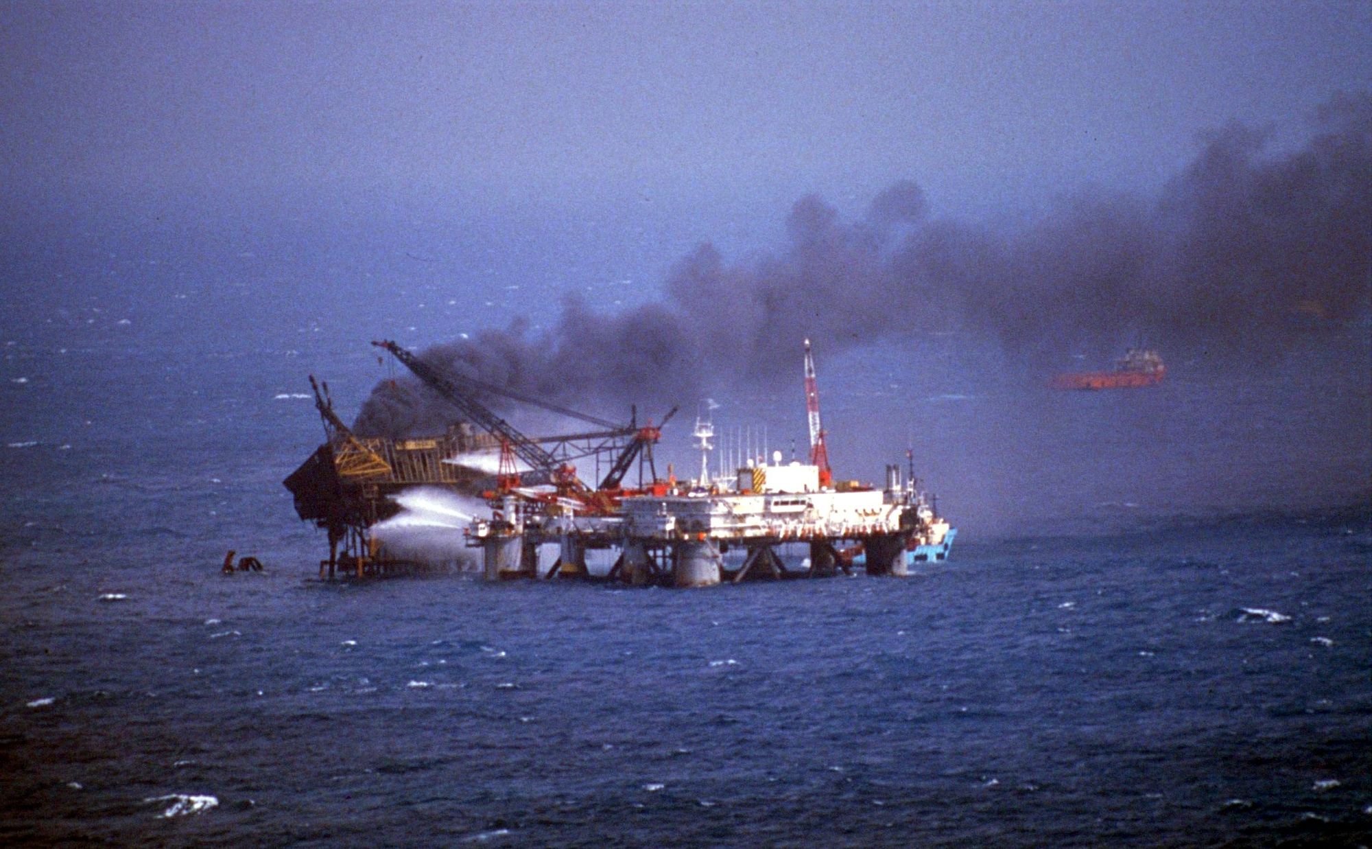 Feil i forbindelse med et vaktskifte på oljeplattformen Piper Alpha førte til eksplosjon og brann, slik at 167 mennesker mistet livet 6. juli 1988.