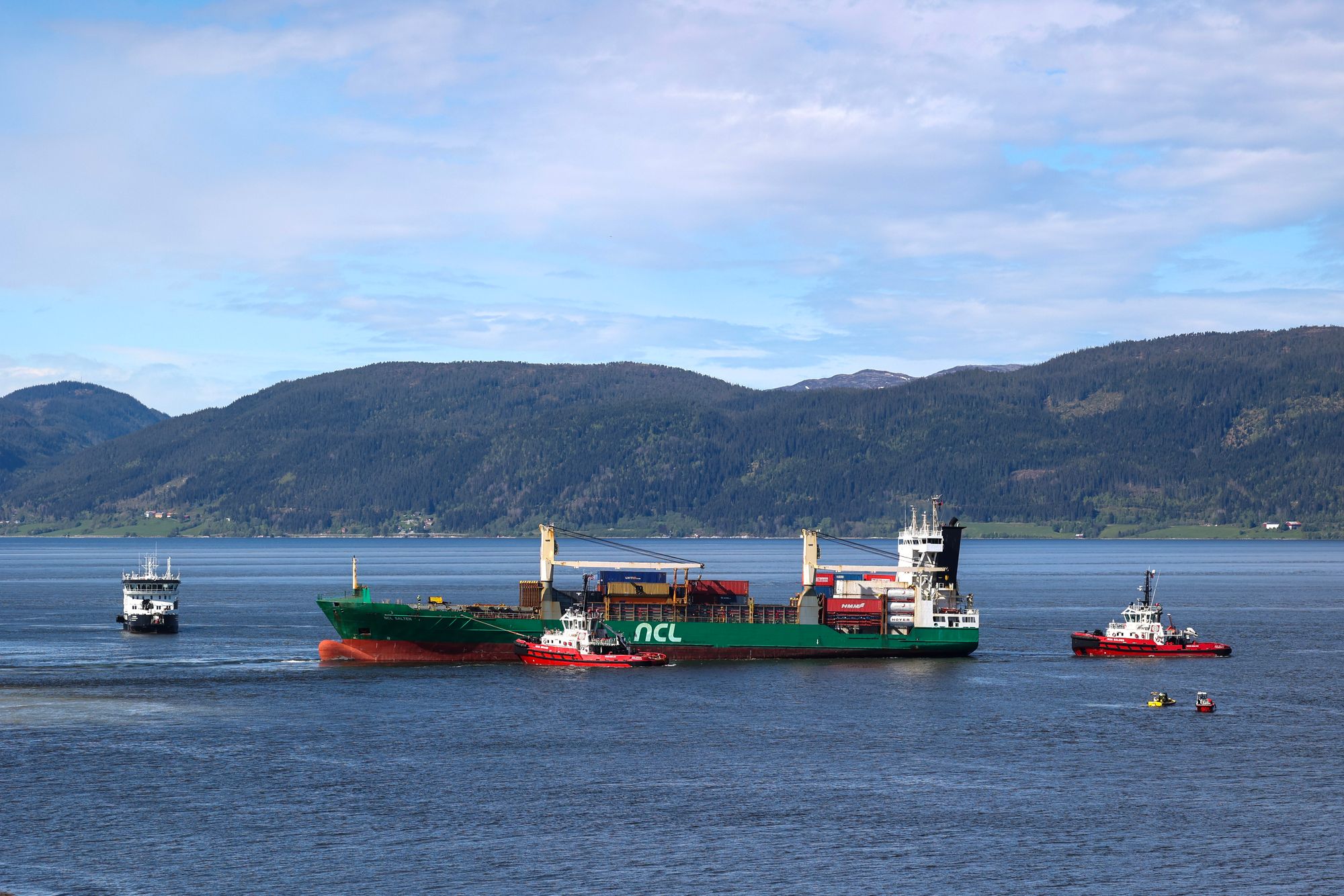 Konteinerskipet NCL Salten trukket fra grunn og er ute i sjøen igjen. Det 135 meter lange skipet gikk natt til torsdag på grunn i Trondheimsfjorden utenfor Byneset.