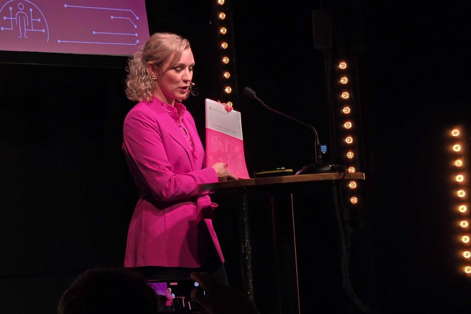 – Det er ikke en ønskeliste, men en forpliktelse, sa Karianne Tung da hun la frem digitaliseringsstrategien i fjor høst. Nå har KI-målet blitt del av styringen.